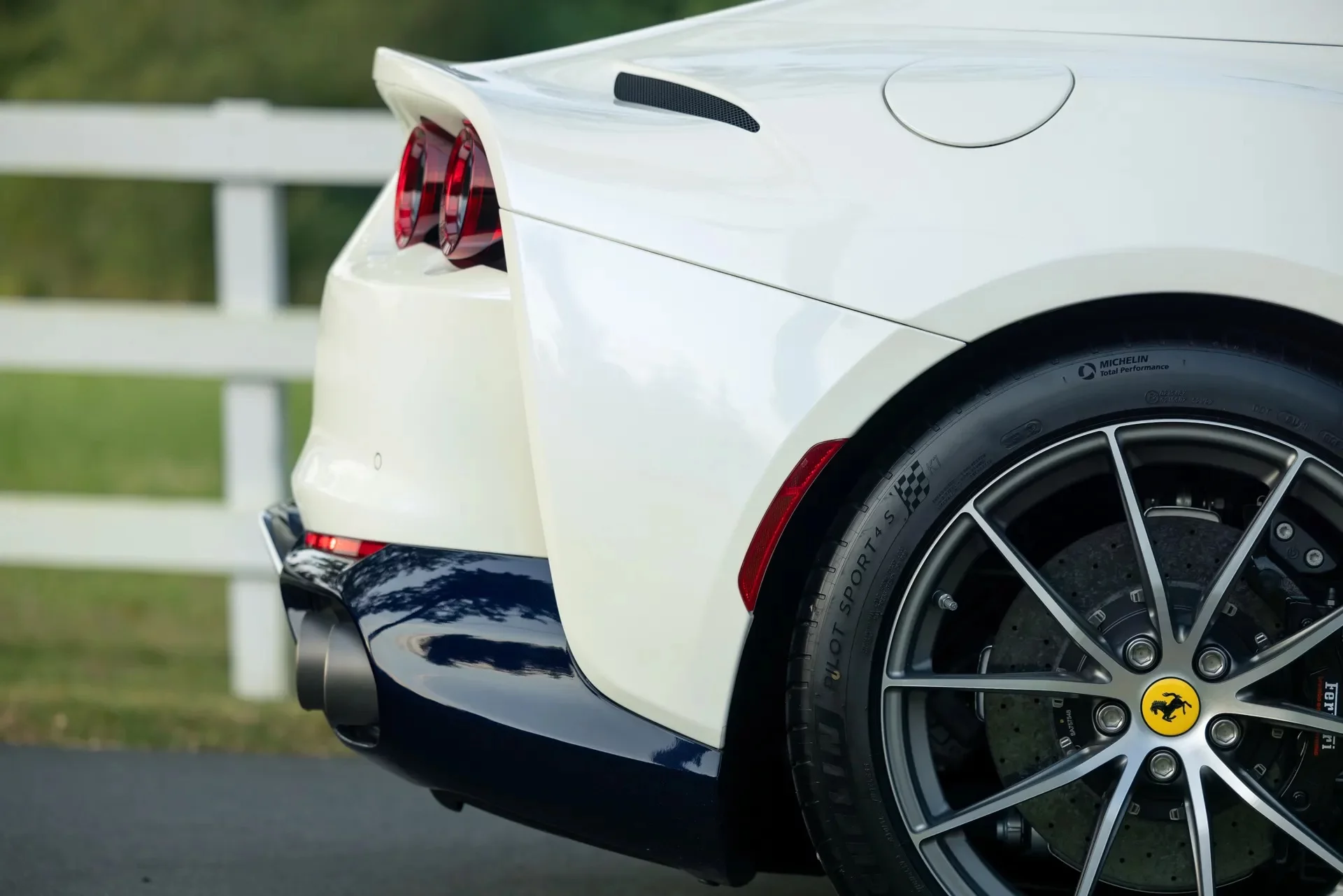 Bianco Birdcage Ferrari 812