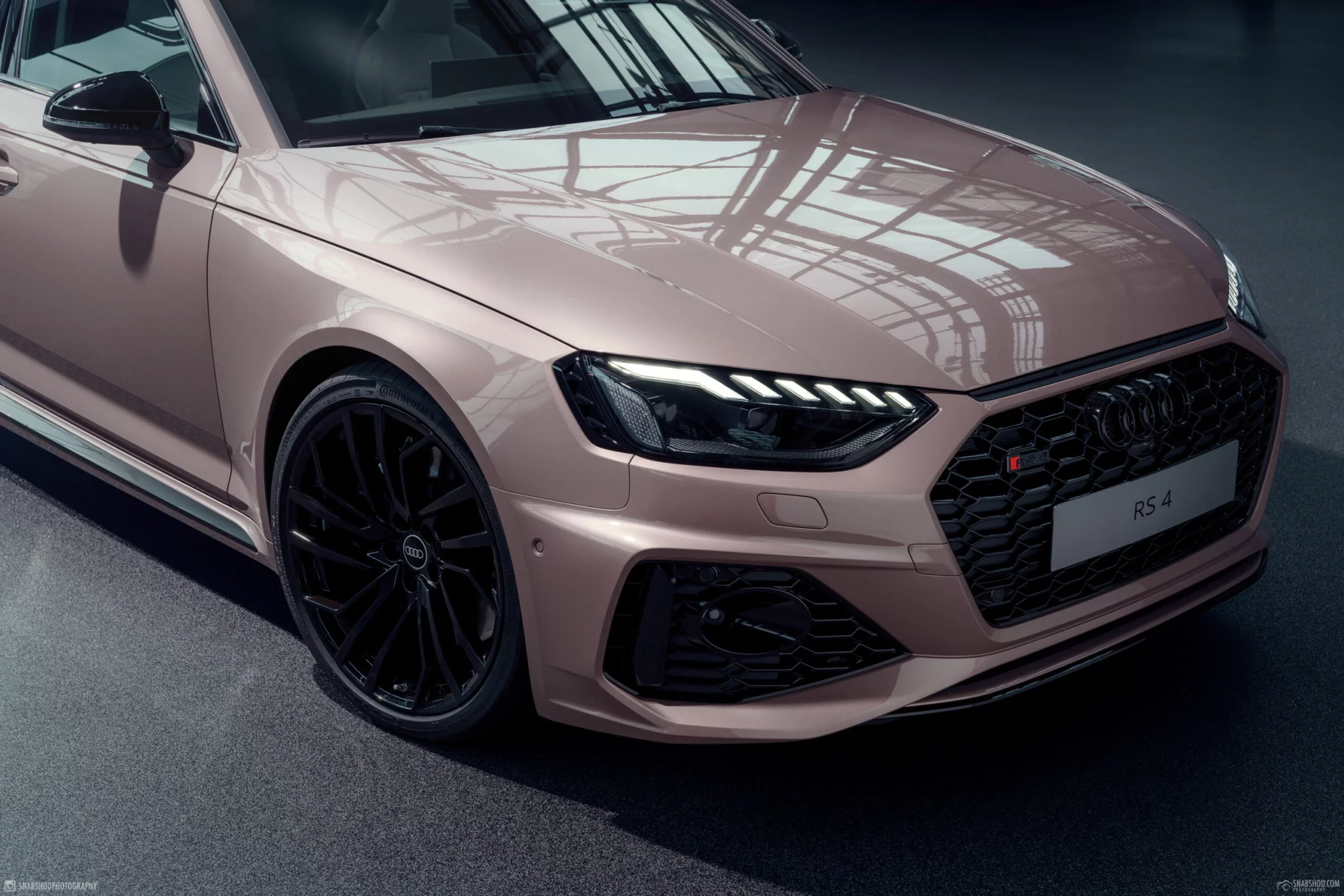 Frozen Berry Metallic Audi RS4 Avant