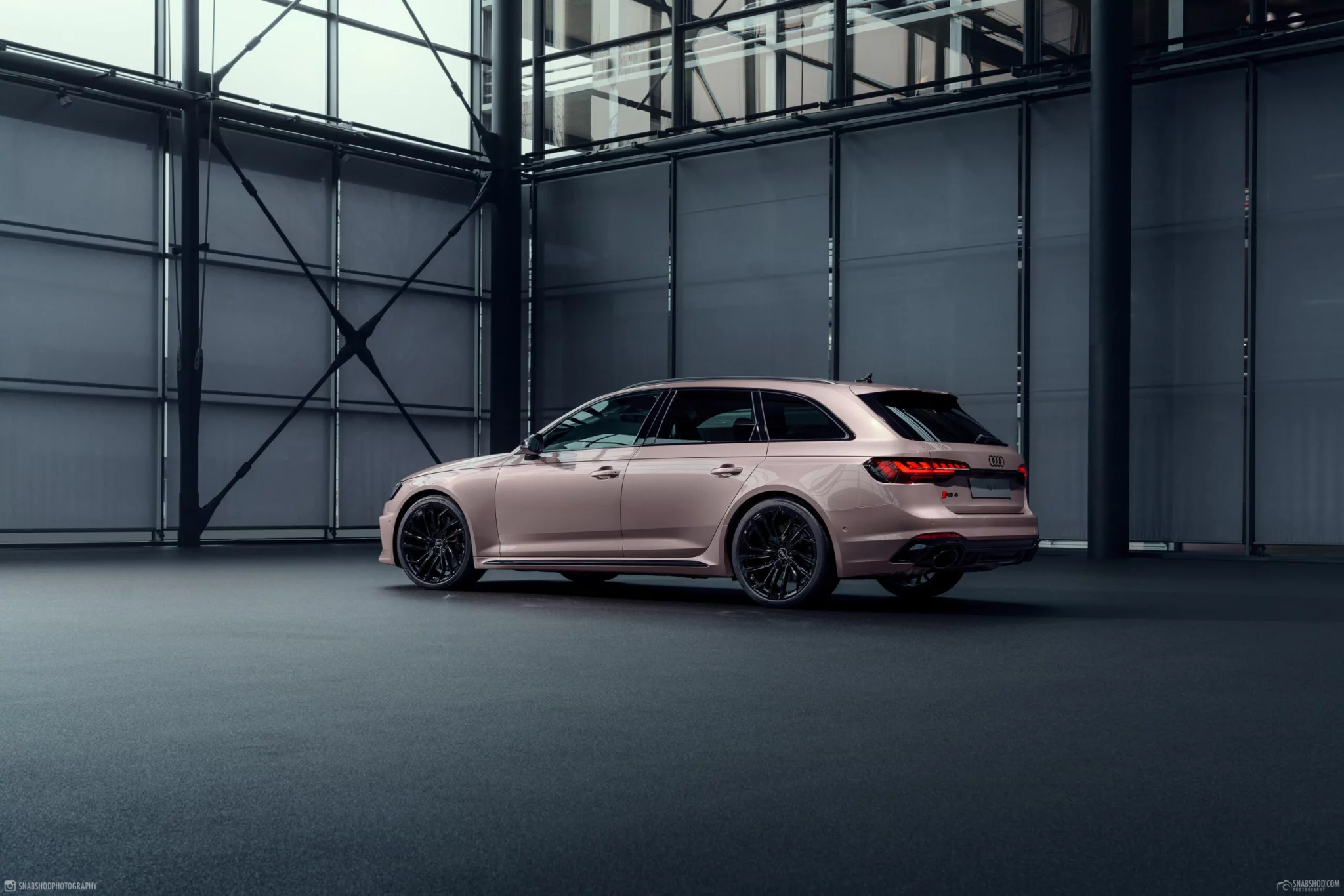 Frozen Berry Metallic Audi RS4 Avant