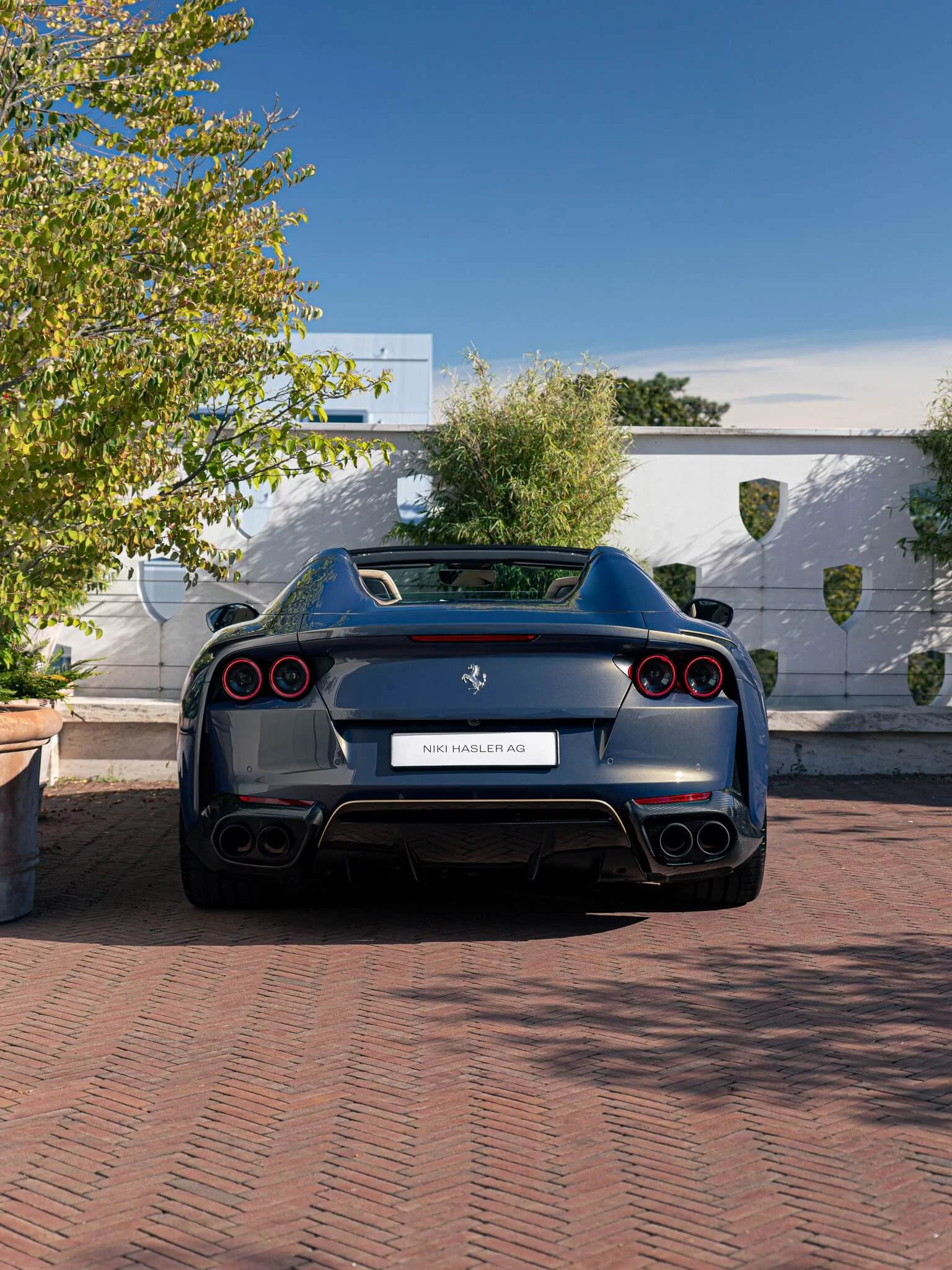 Blu Elder Ferrari 812