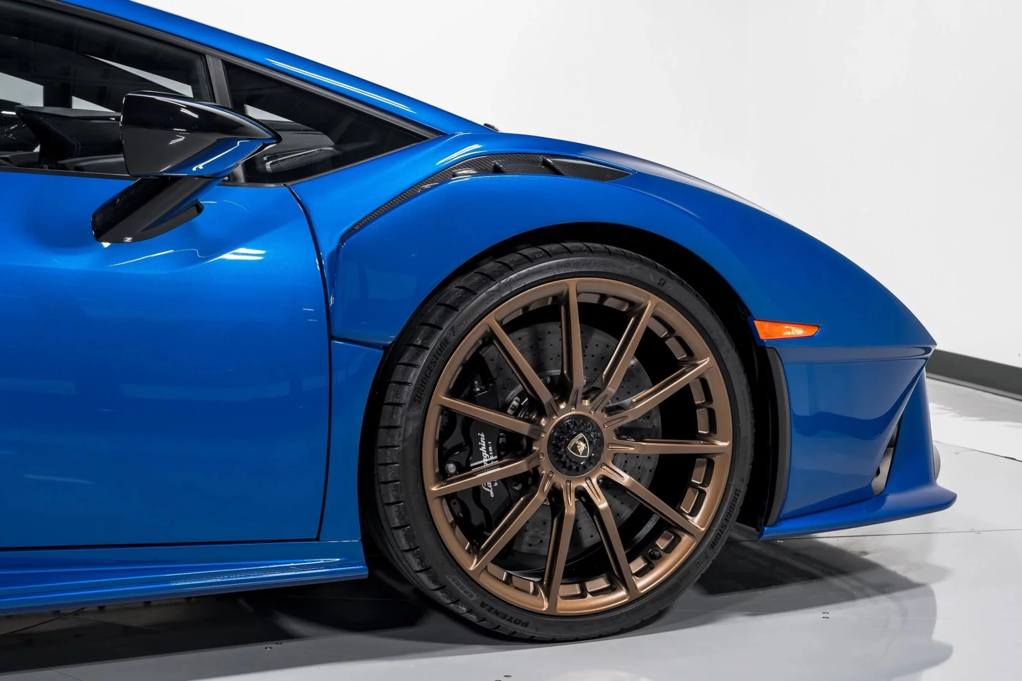 Blu Eleos Lamborghini Huracán