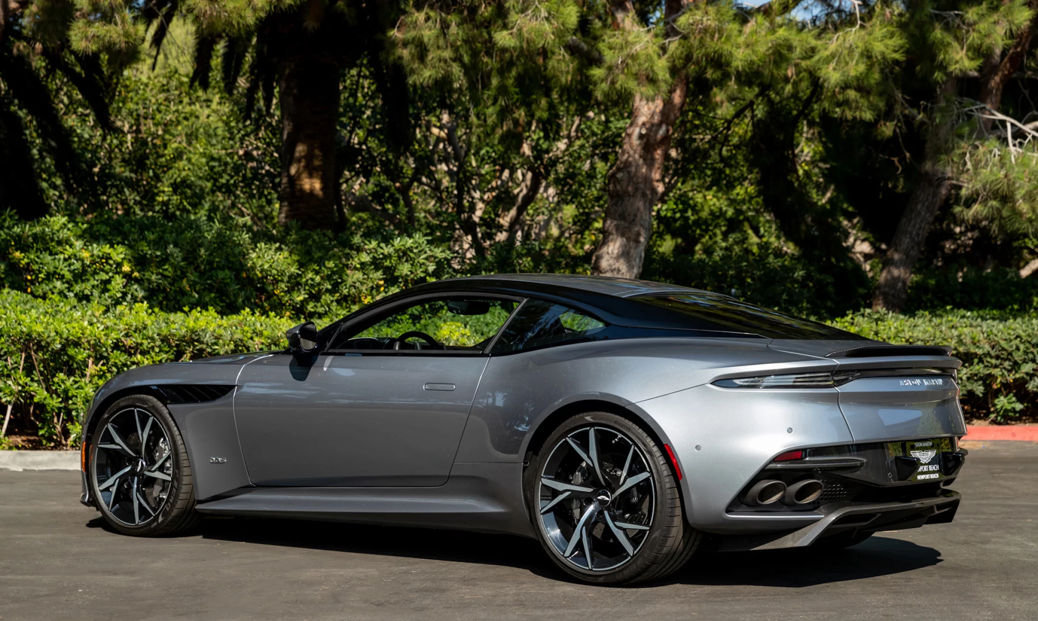 Grigio Titanio Aston Martin DBS