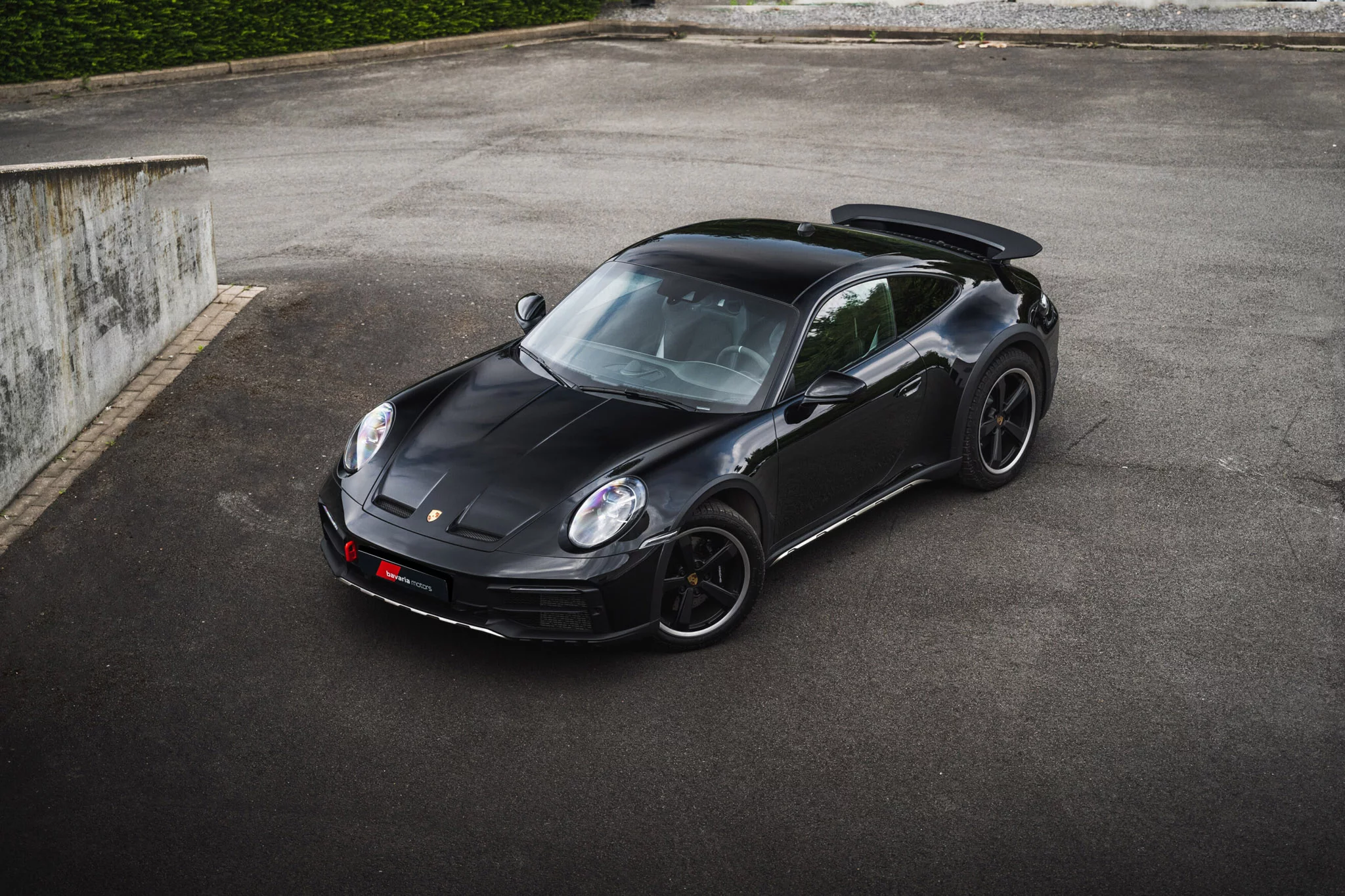 Black Porsche 911 Dakar