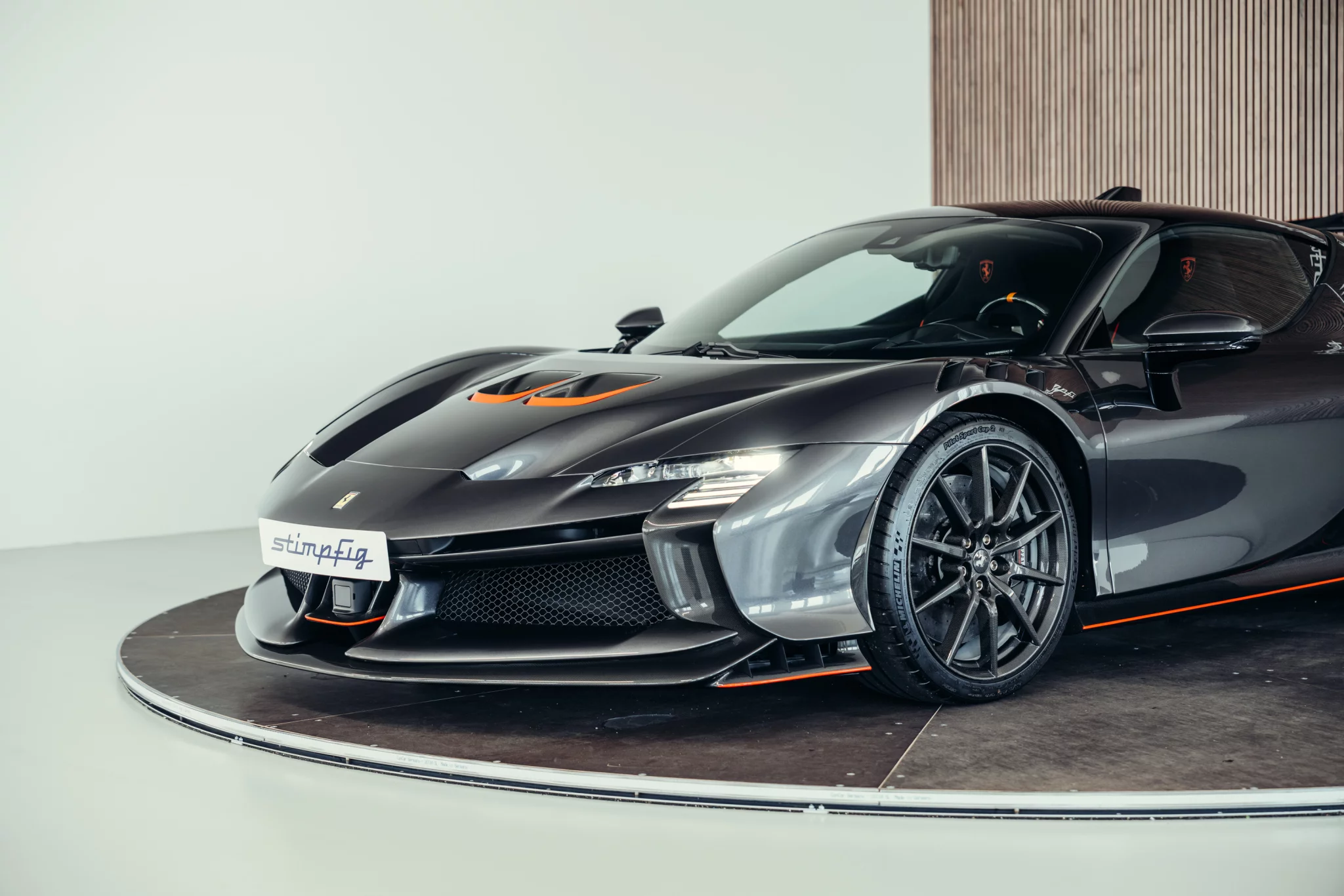 Grigio Eski Ferrari SF90