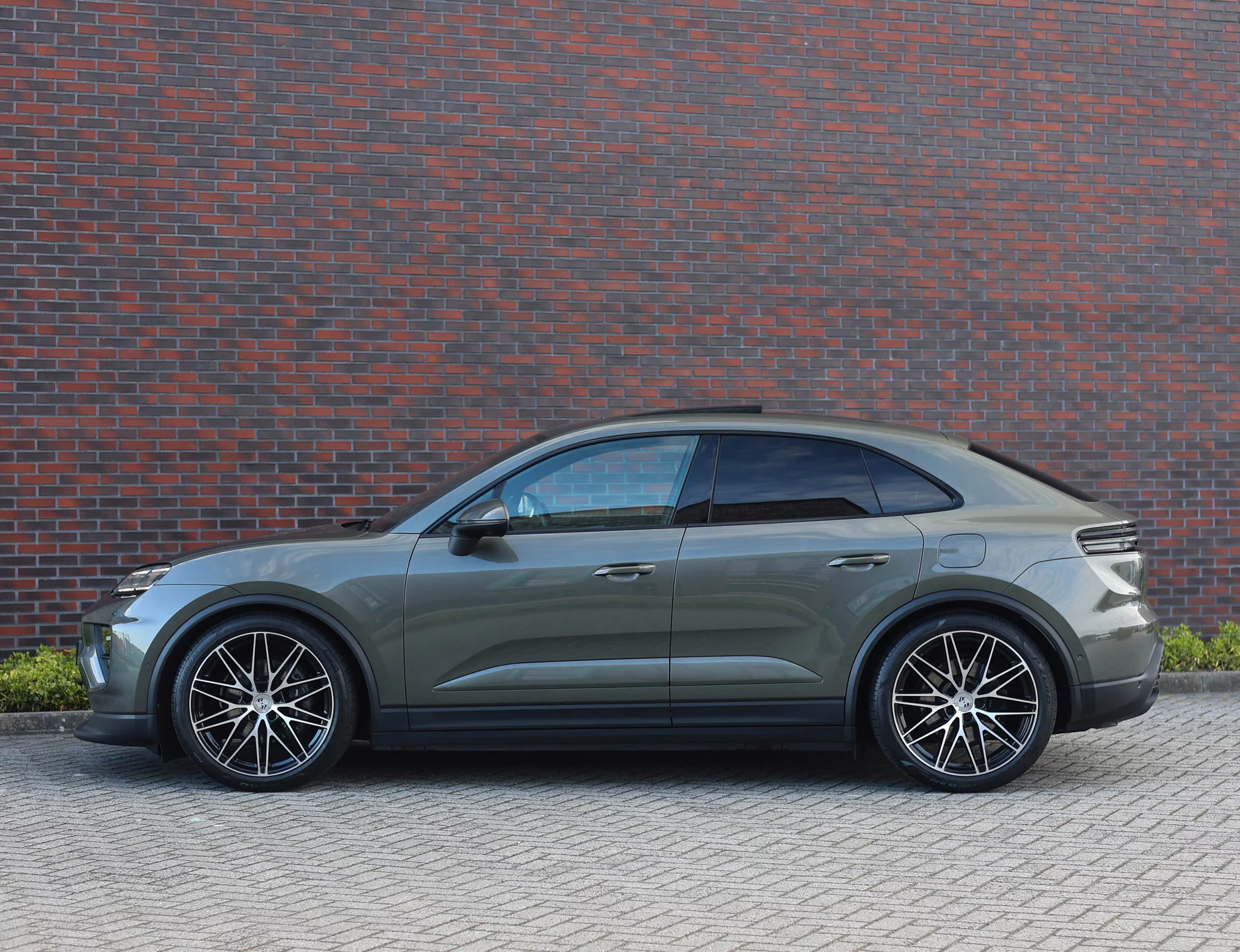 Aventurine Green Metallic Porsche Macan Electric