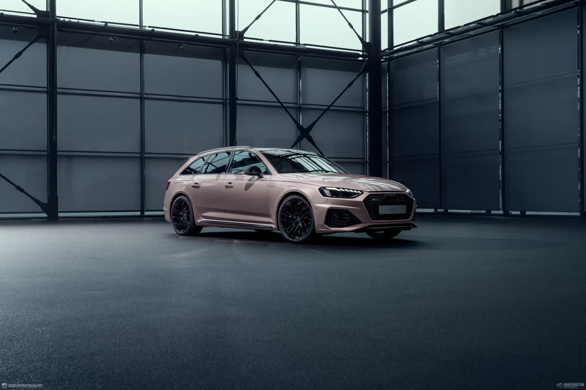Frozen Berry Metallic Audi RS4 Avant