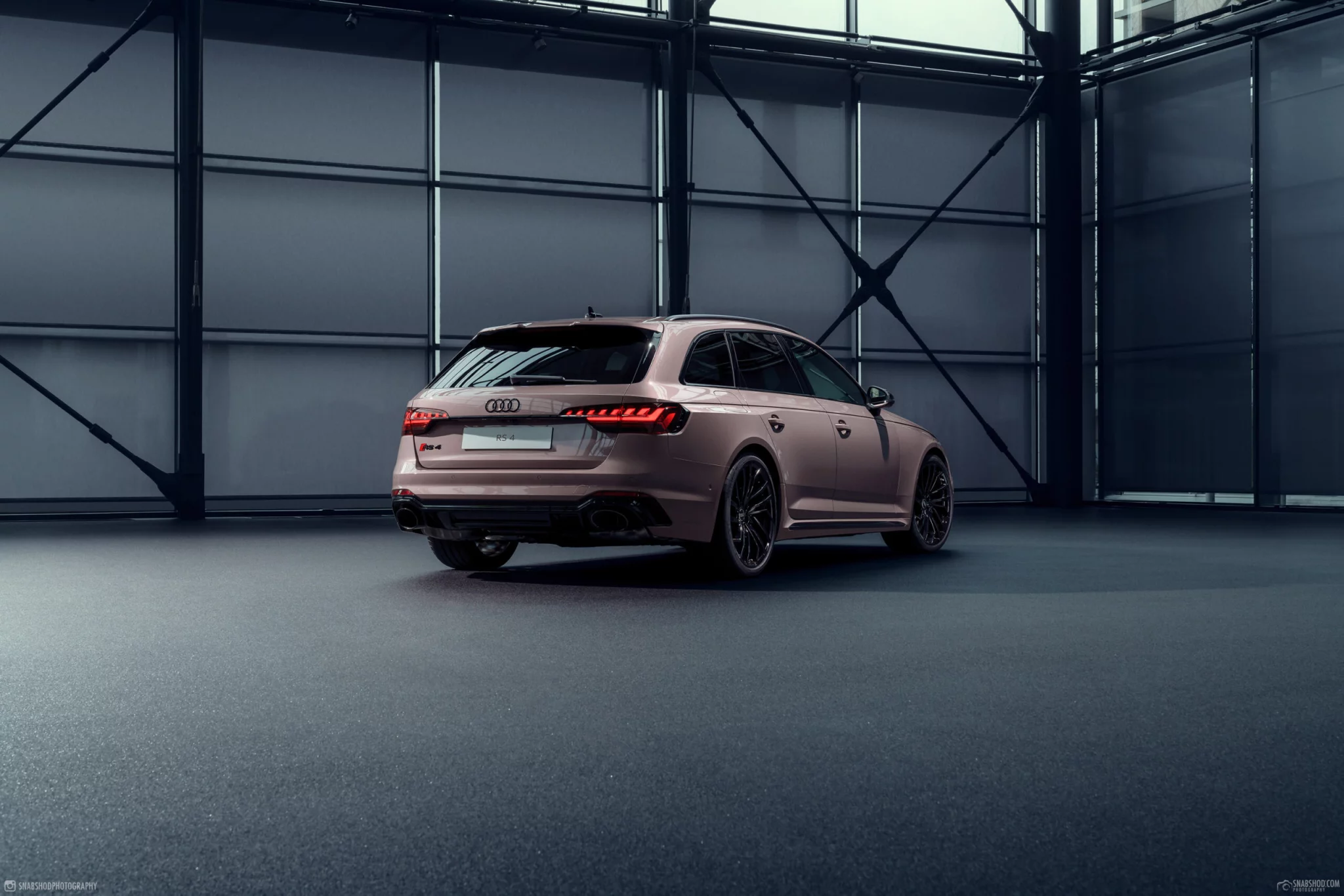 Frozen Berry Metallic Audi RS4 Avant