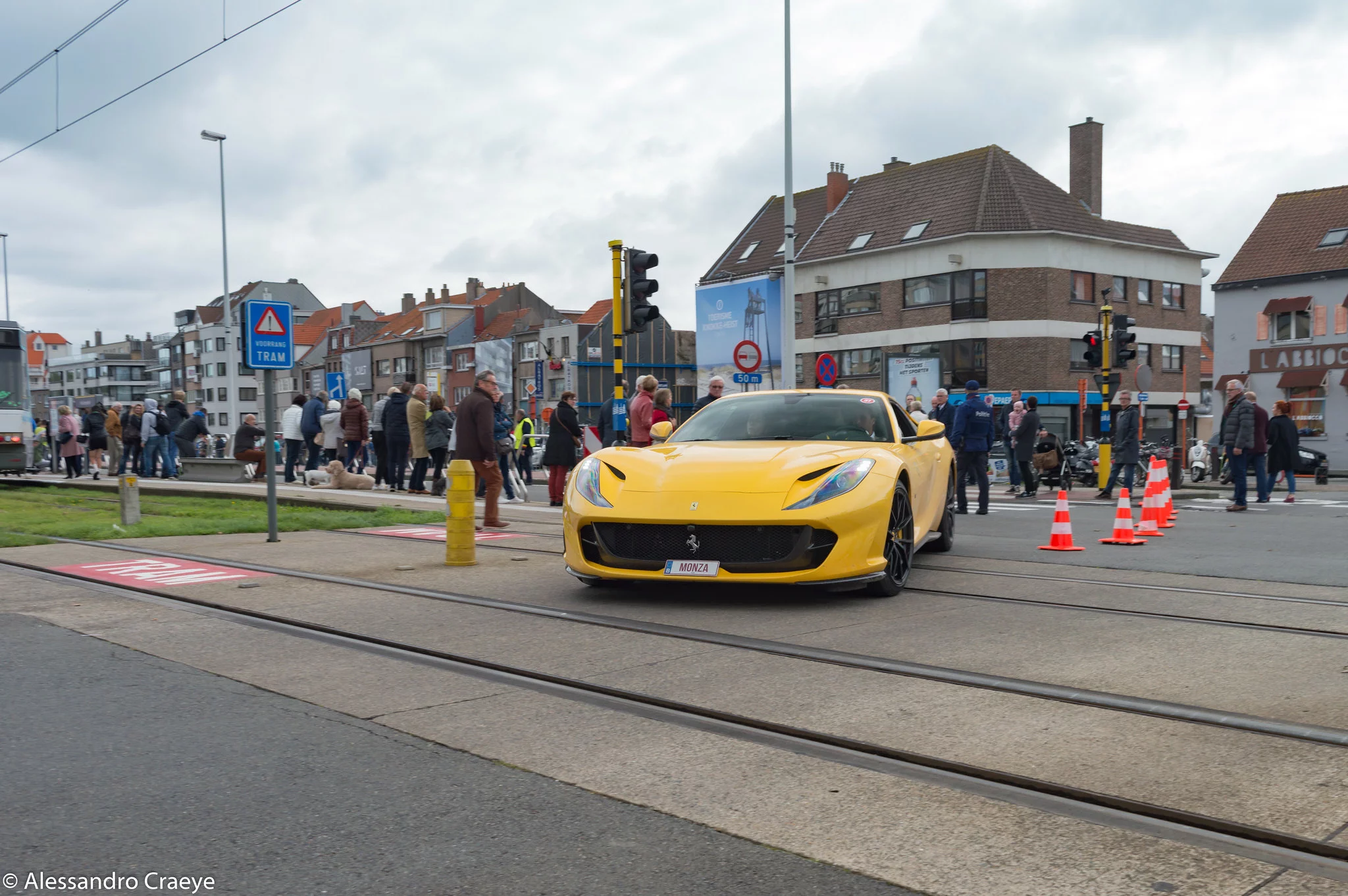 Giallo Triplo Strato Ferrari 812