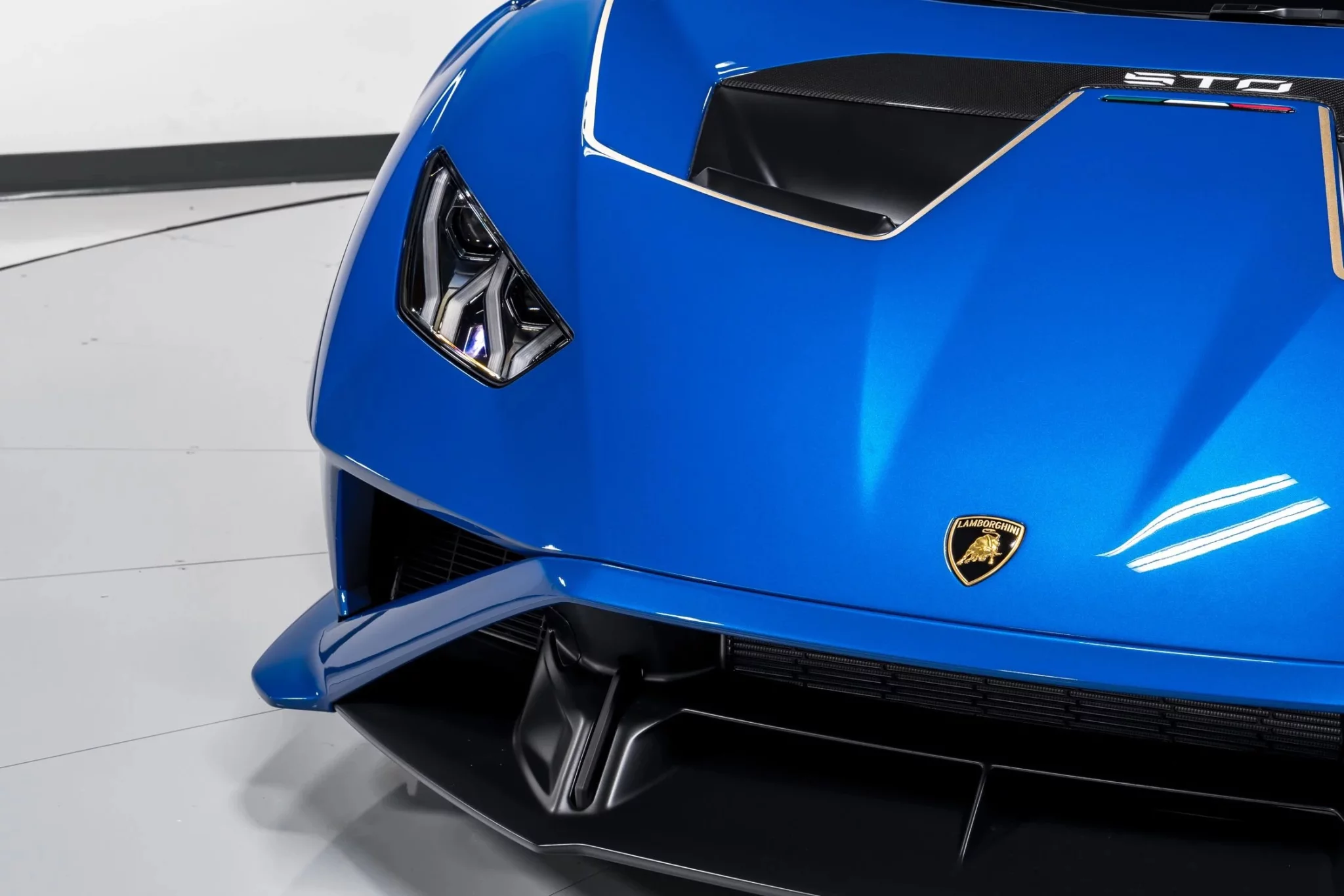 Blu Eleos Lamborghini Huracán