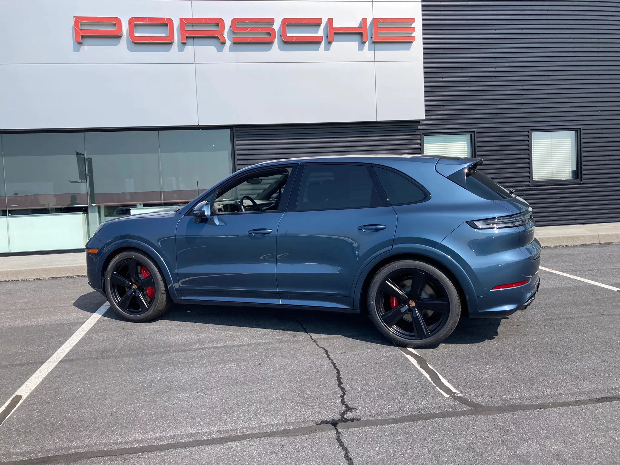 Utopia Blue Porsche Cayenne