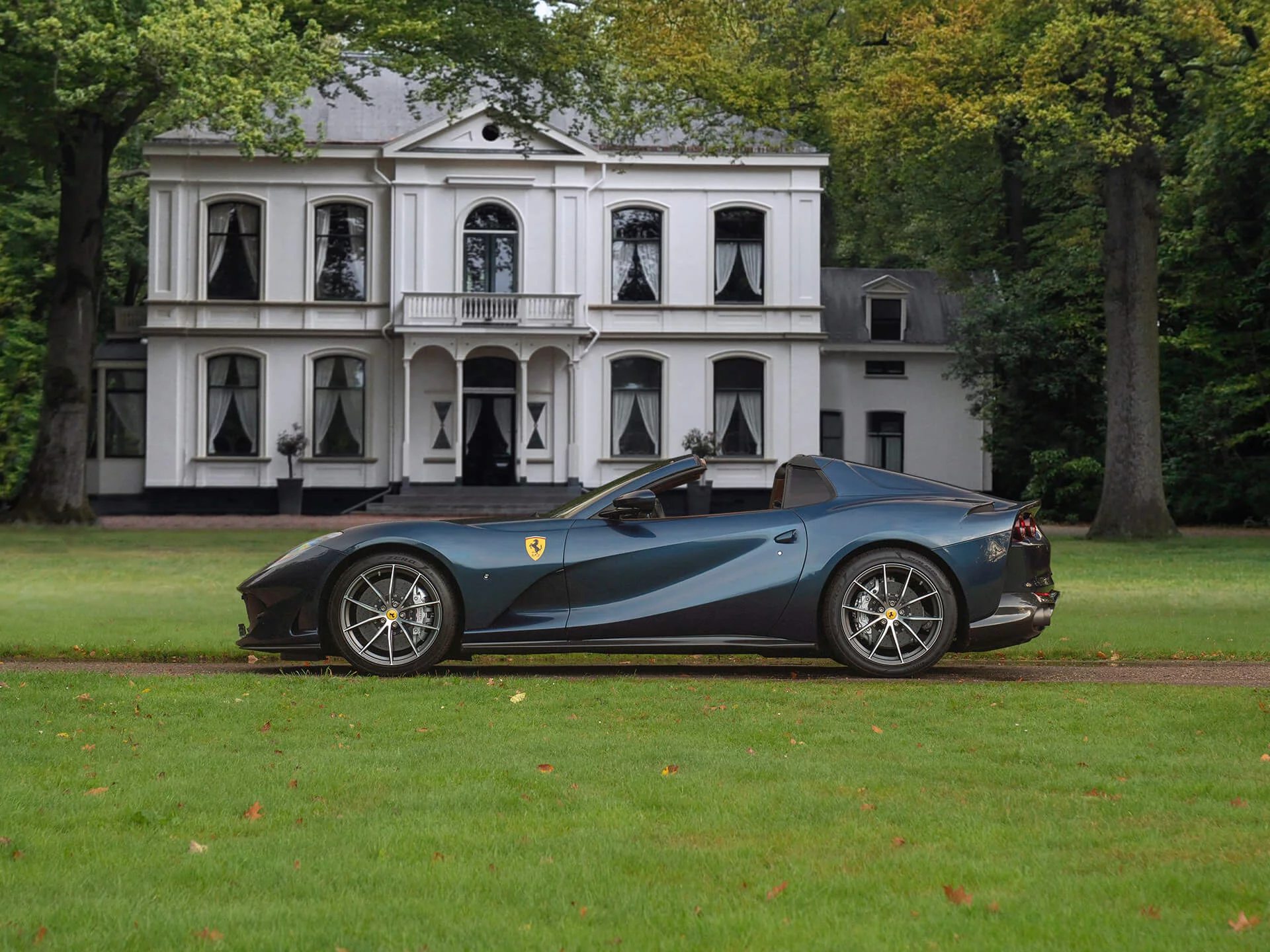 Blu Swaters Ferrari 812