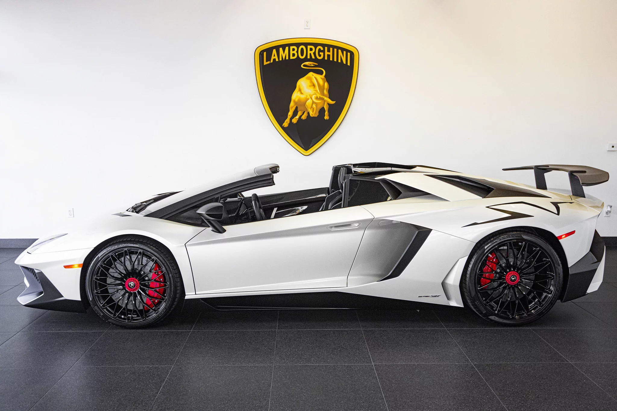 Balloon White Lamborghini Aventador