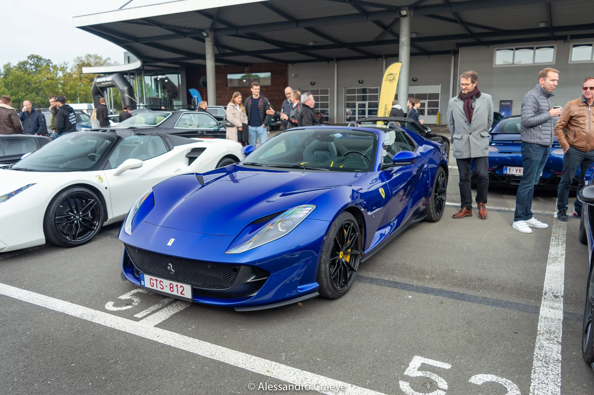 Blu Elettrico Ferrari 812