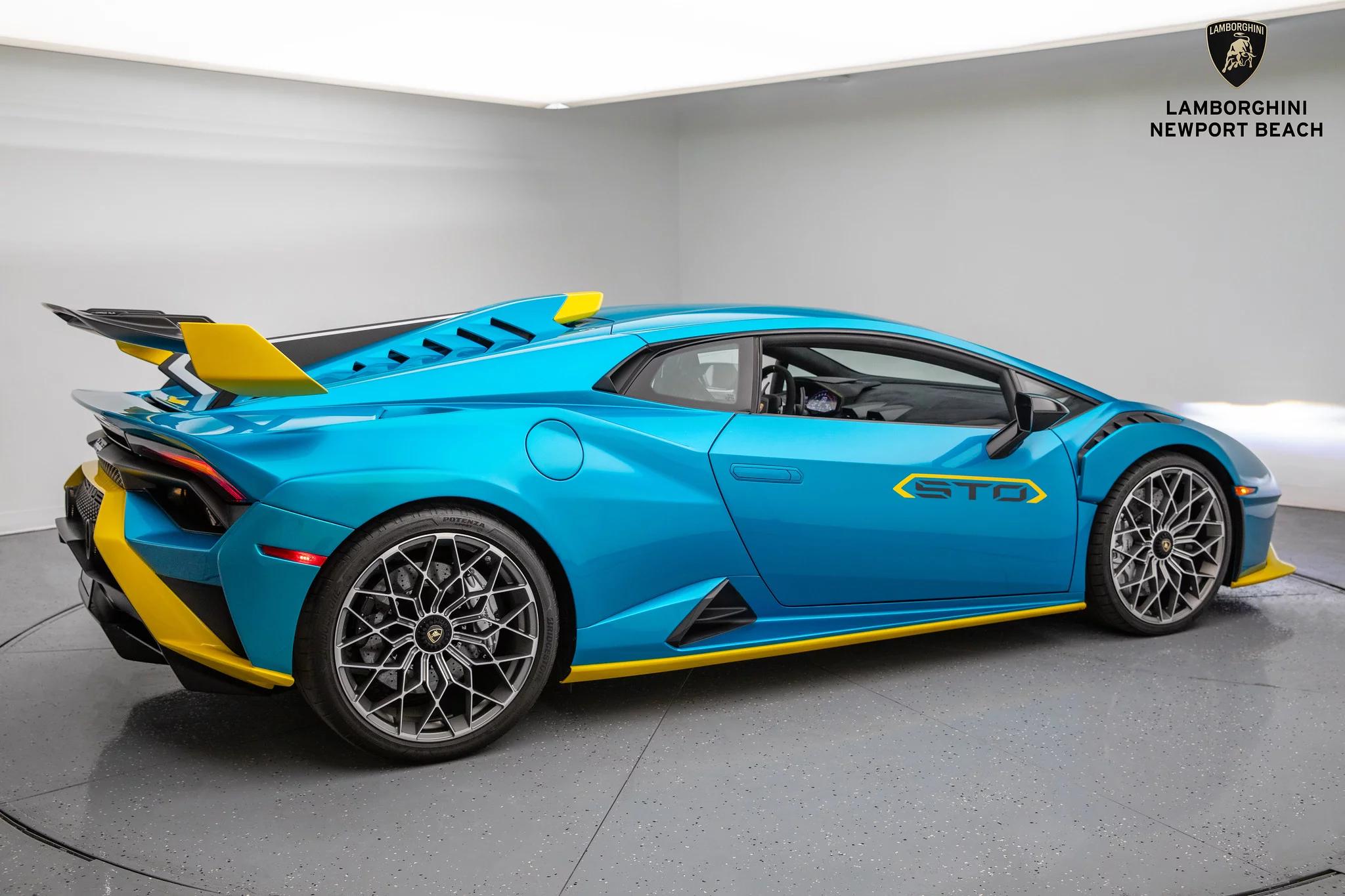 Blu Uranus Lamborghini Huracán