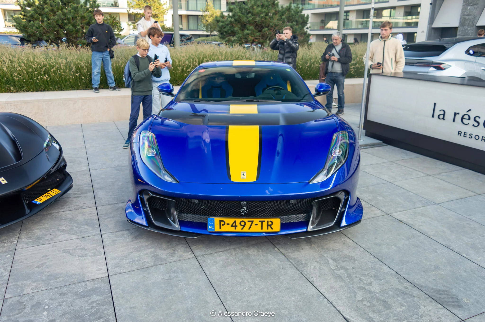 Blu Elettrico Ferrari 812