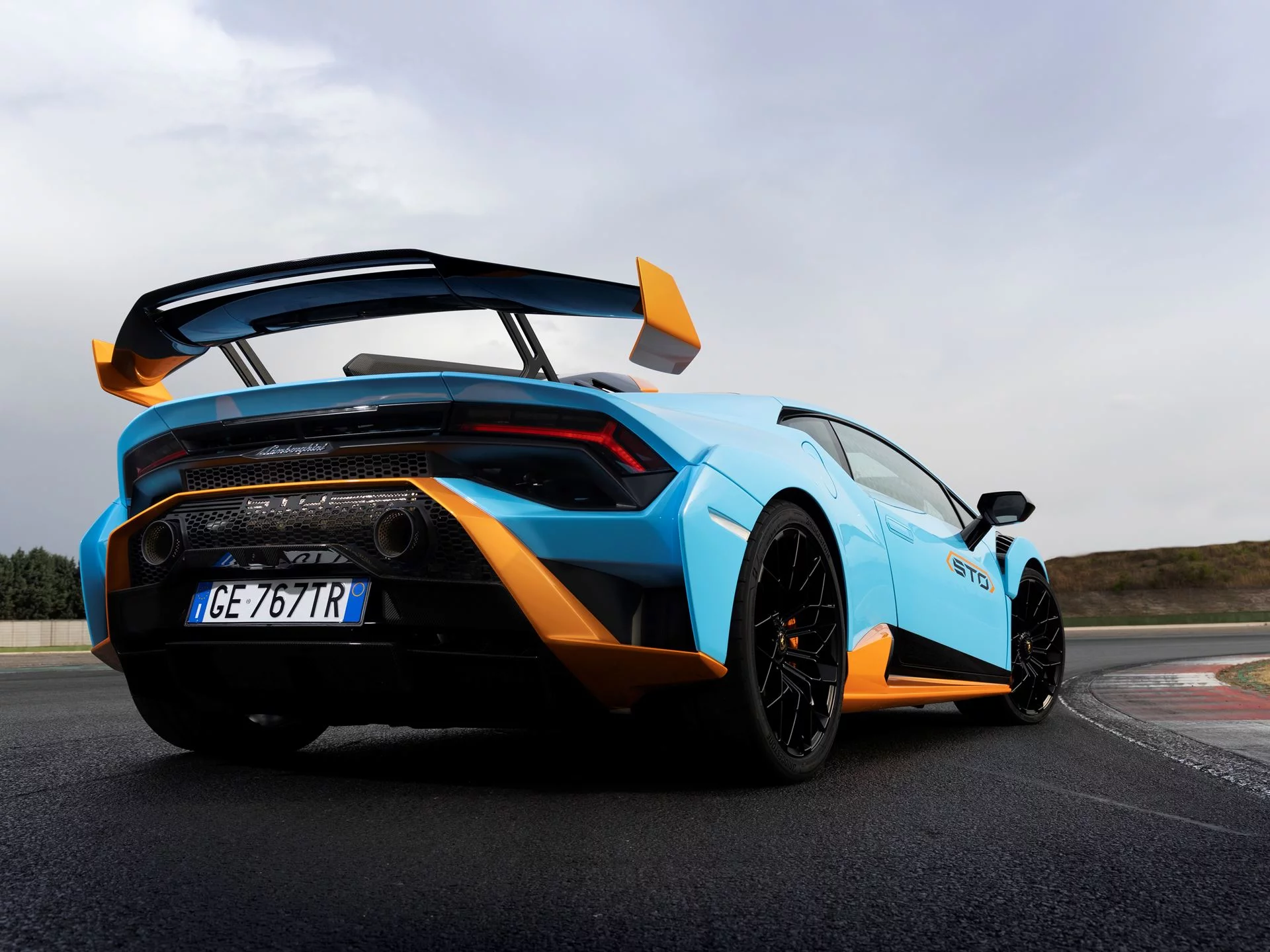 Blu Laufey Lamborghini Huracán