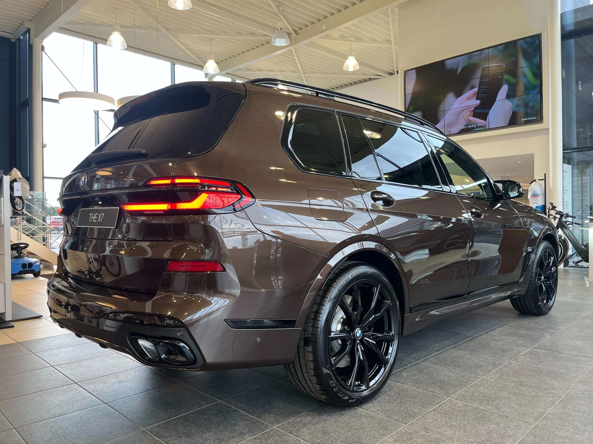Macadamia Metallic BMW X7