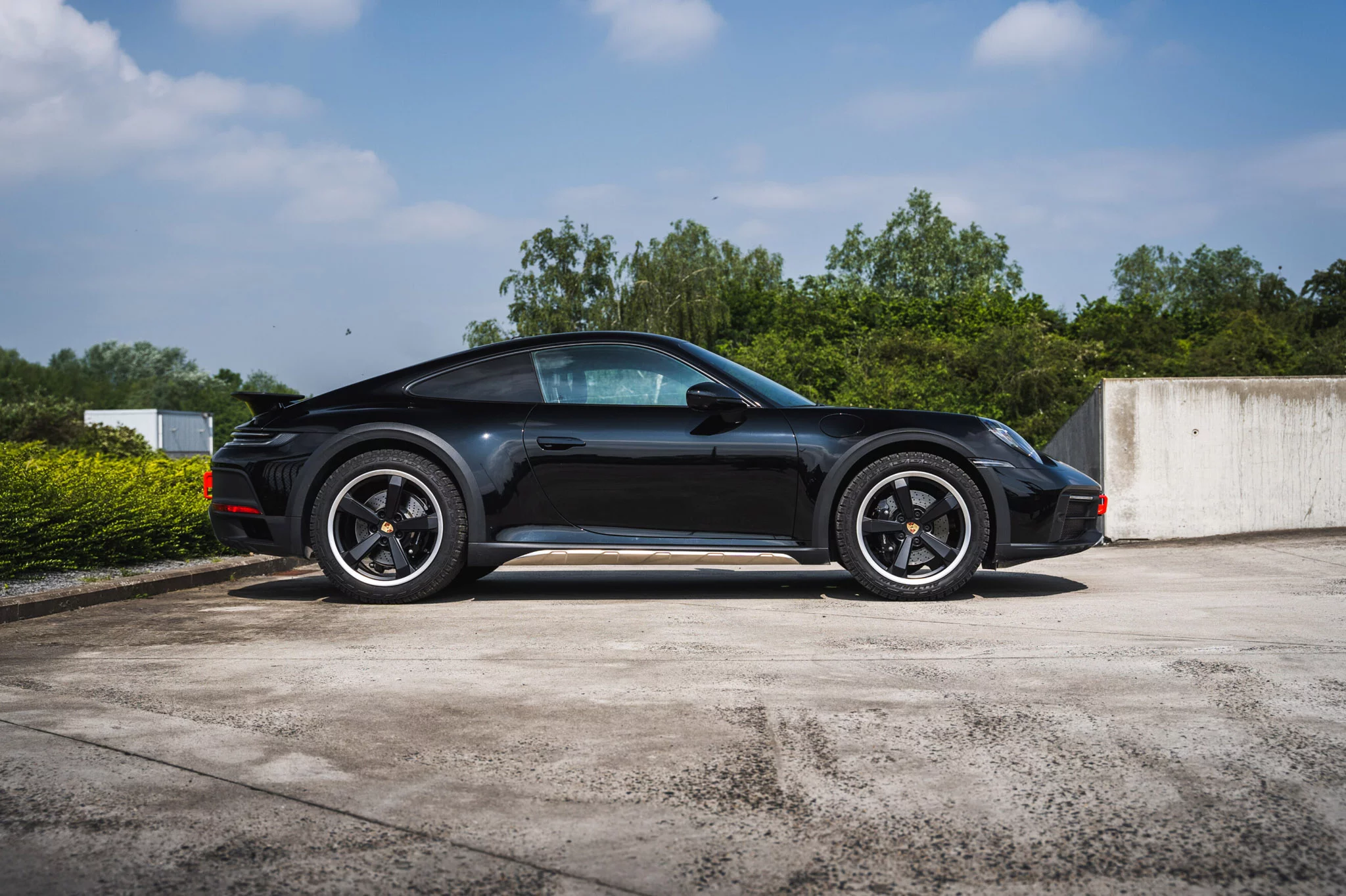 Black Porsche 911 Dakar