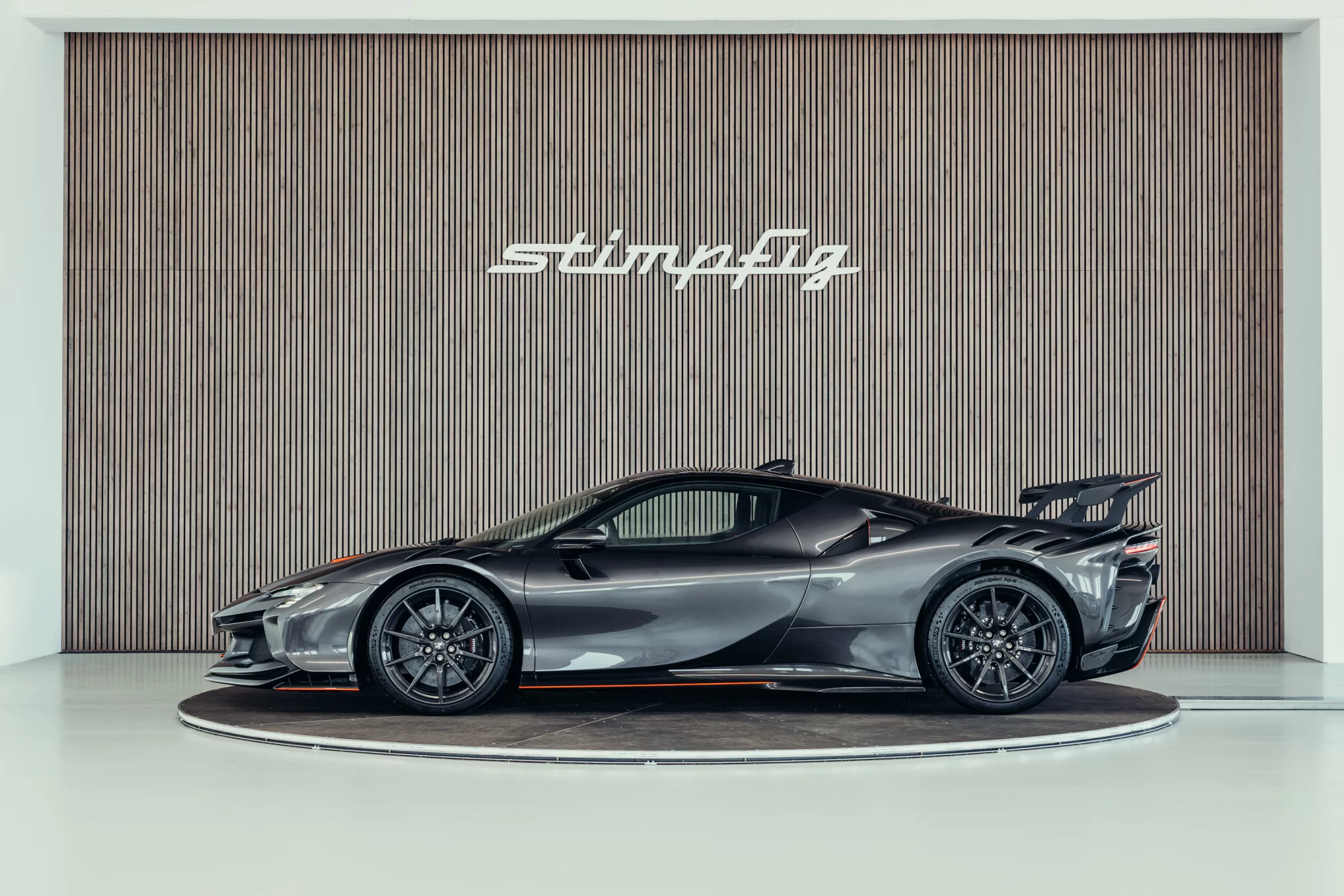 Grigio Eski Ferrari SF90