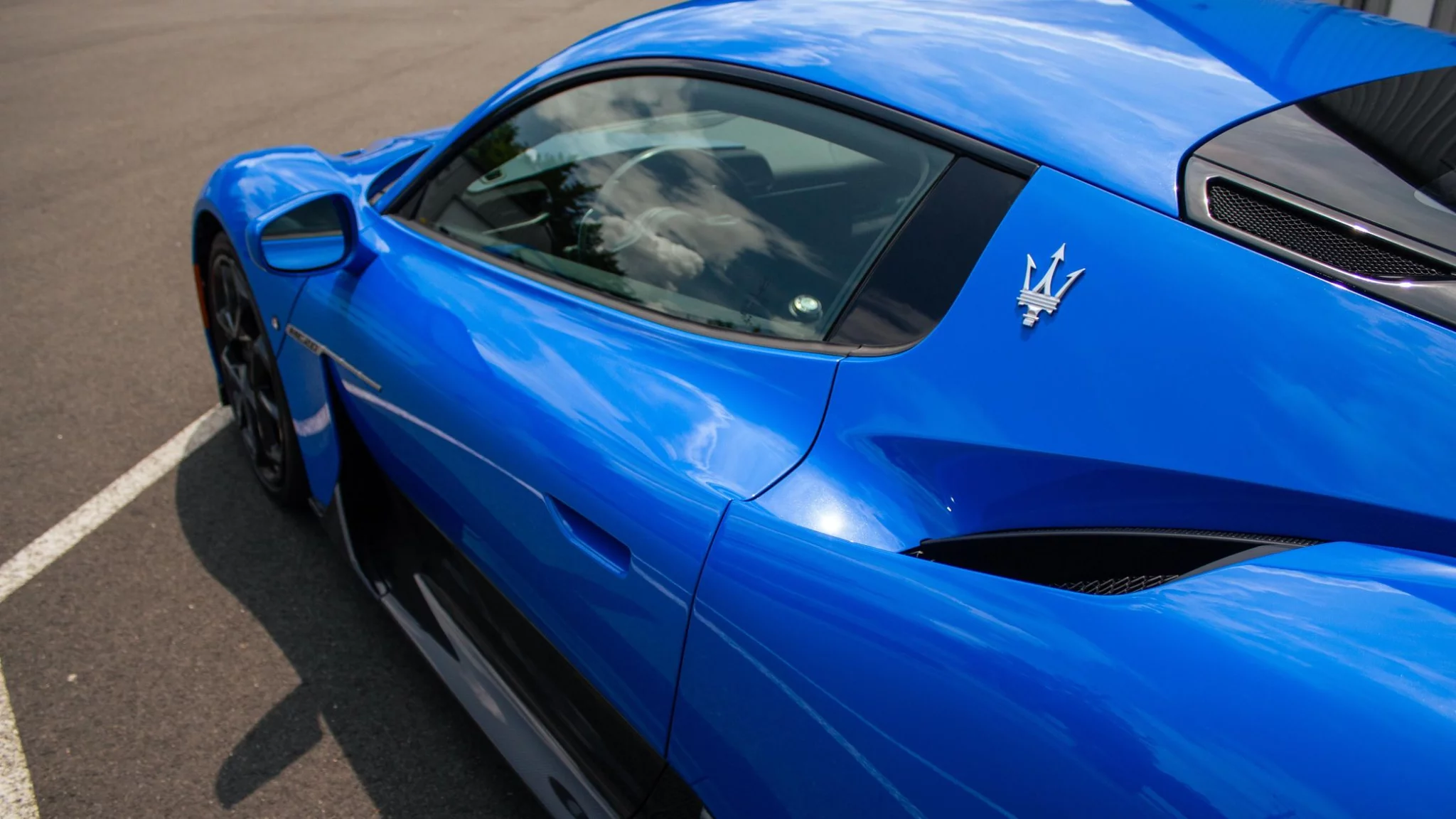 Blu Infinito Maserati MC20