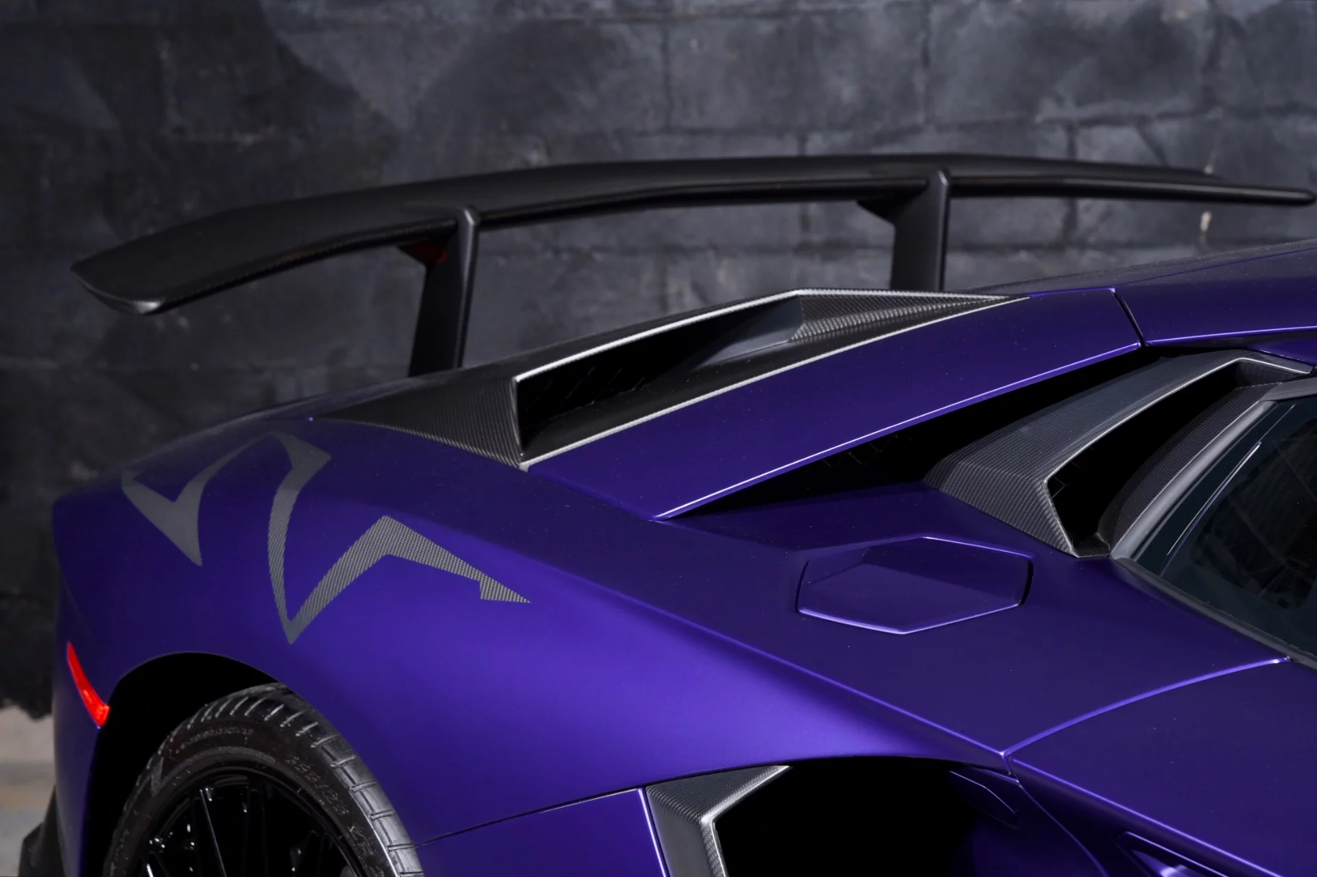 Viola Mel Lamborghini Aventador