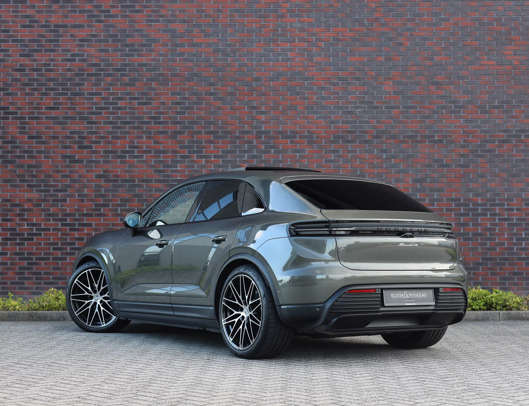 Aventurine Green Metallic Porsche Macan Electric