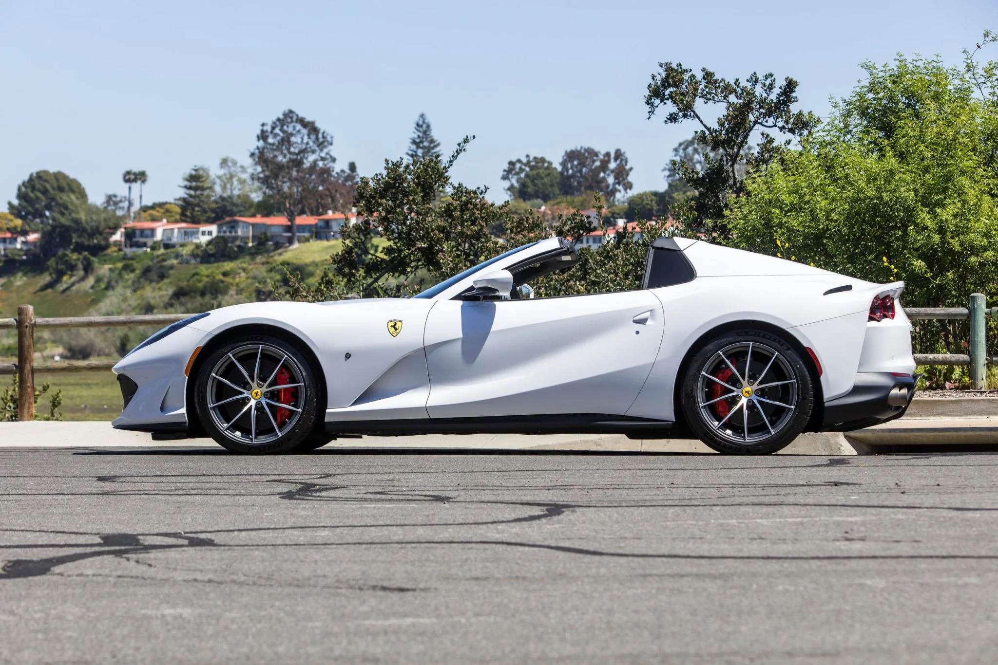 Bianco Cervino Ferrari 812