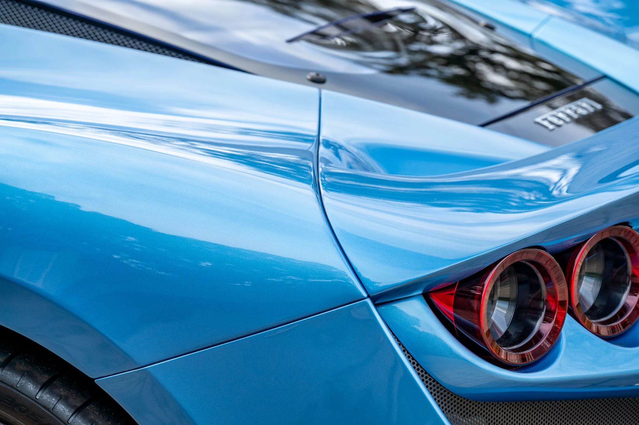 Azzurro California Ferrari F8