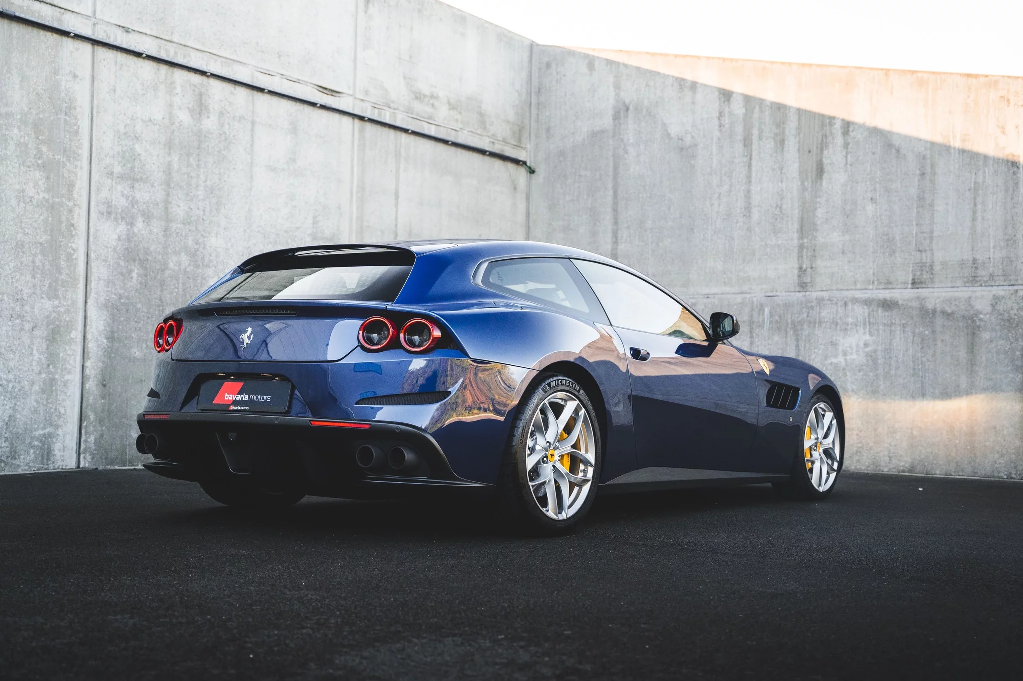 Blu Tour de France Ferrari GTC4Lusso