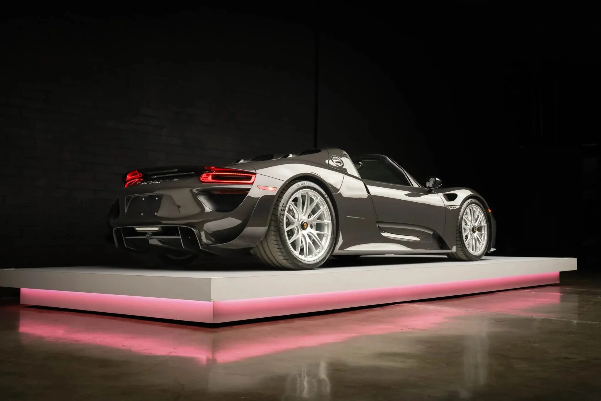 Grey Black Porsche 918 Spyder