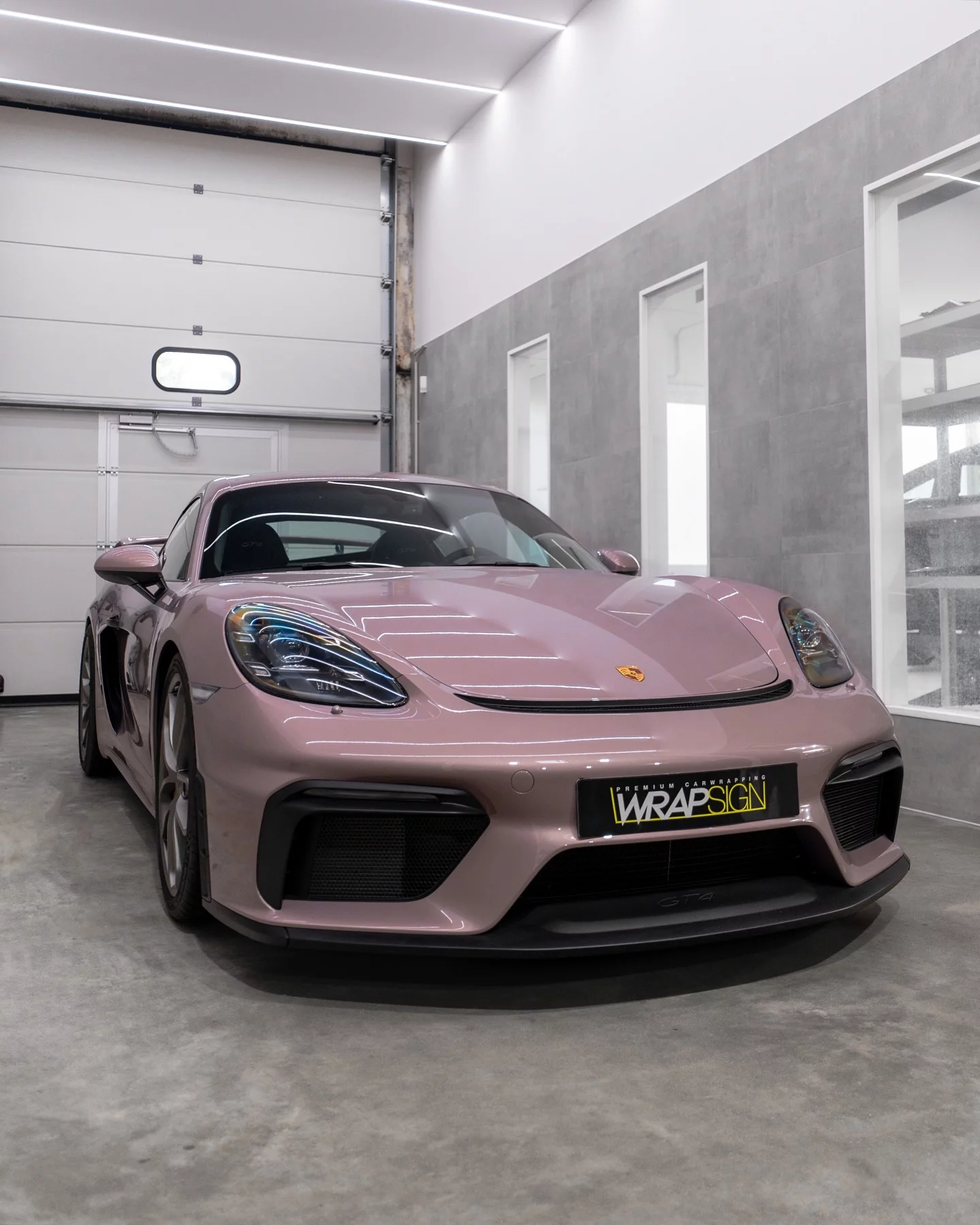 Frozen Berry Metallic Porsche 718 Cayman GT4
