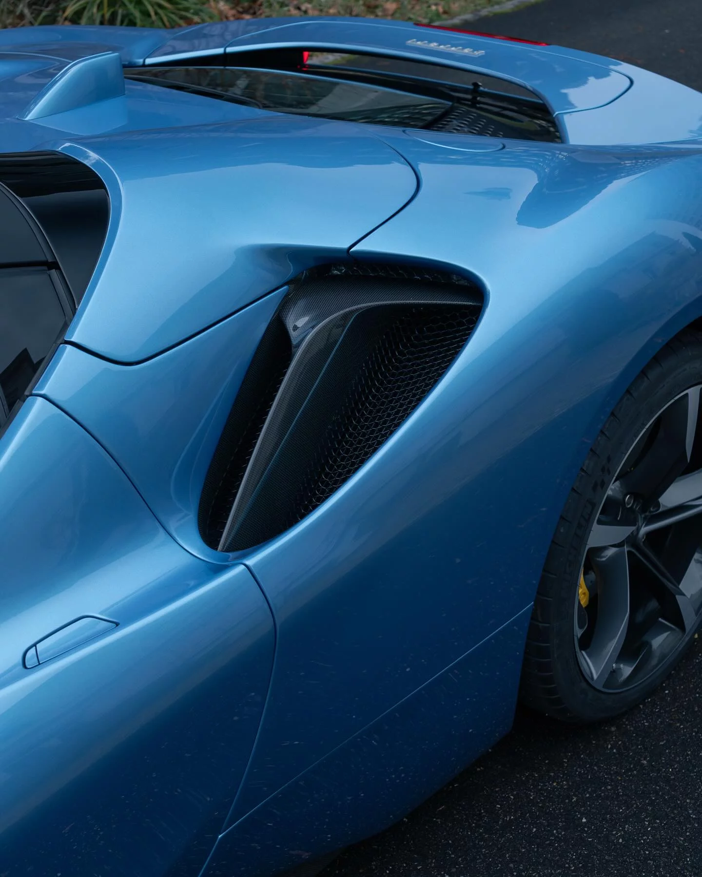 Azzurro California Ferrari SF90