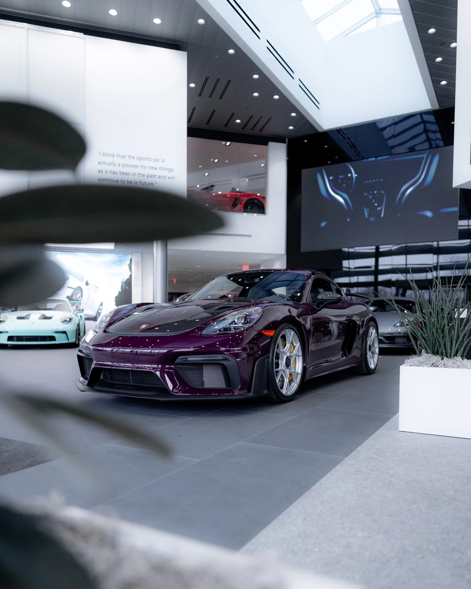 Aubergine Porsche 718 Cayman GT4 RS