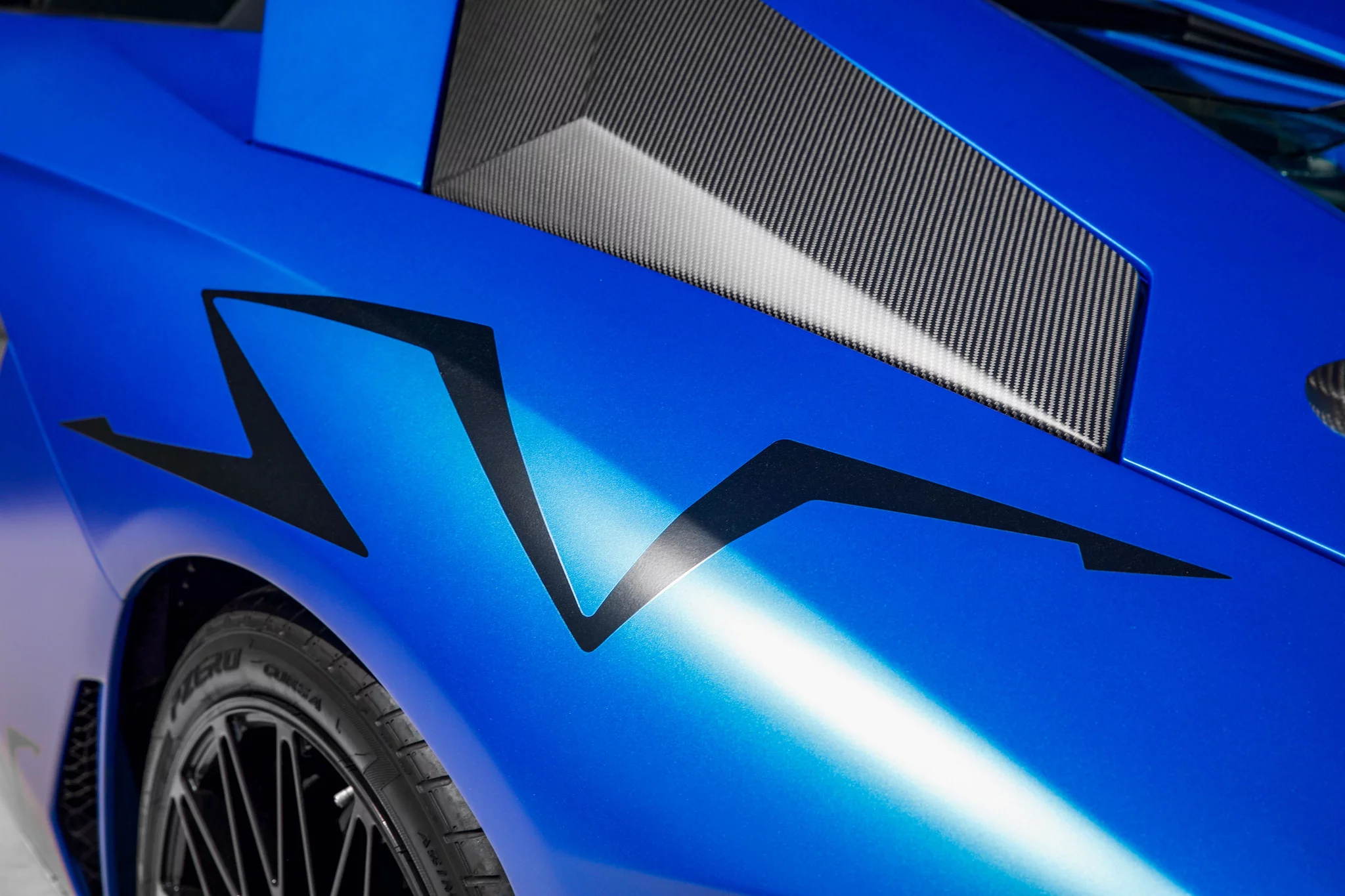 Blu Aegeus Lamborghini Aventador