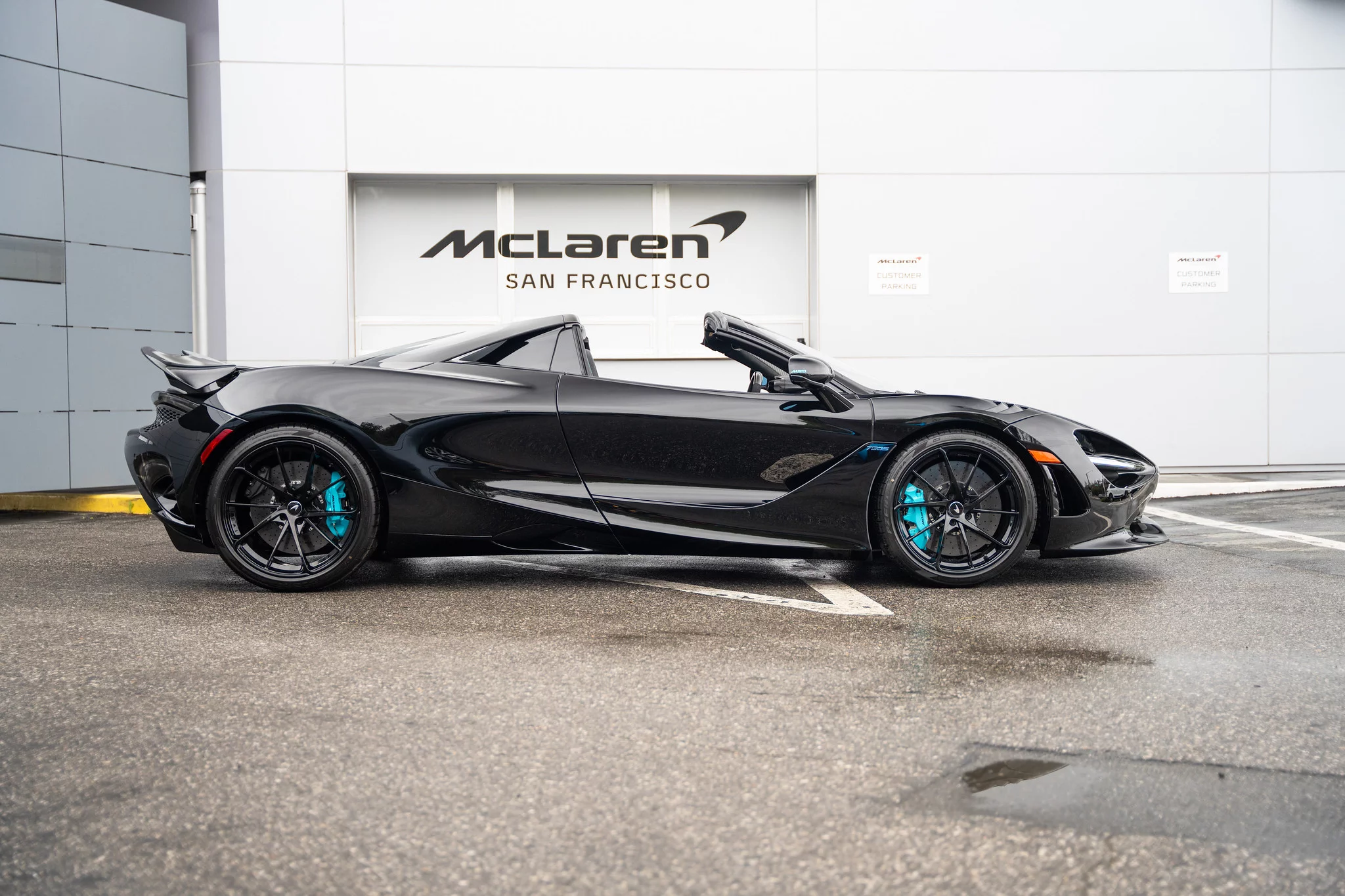 Pure Black McLaren 750S