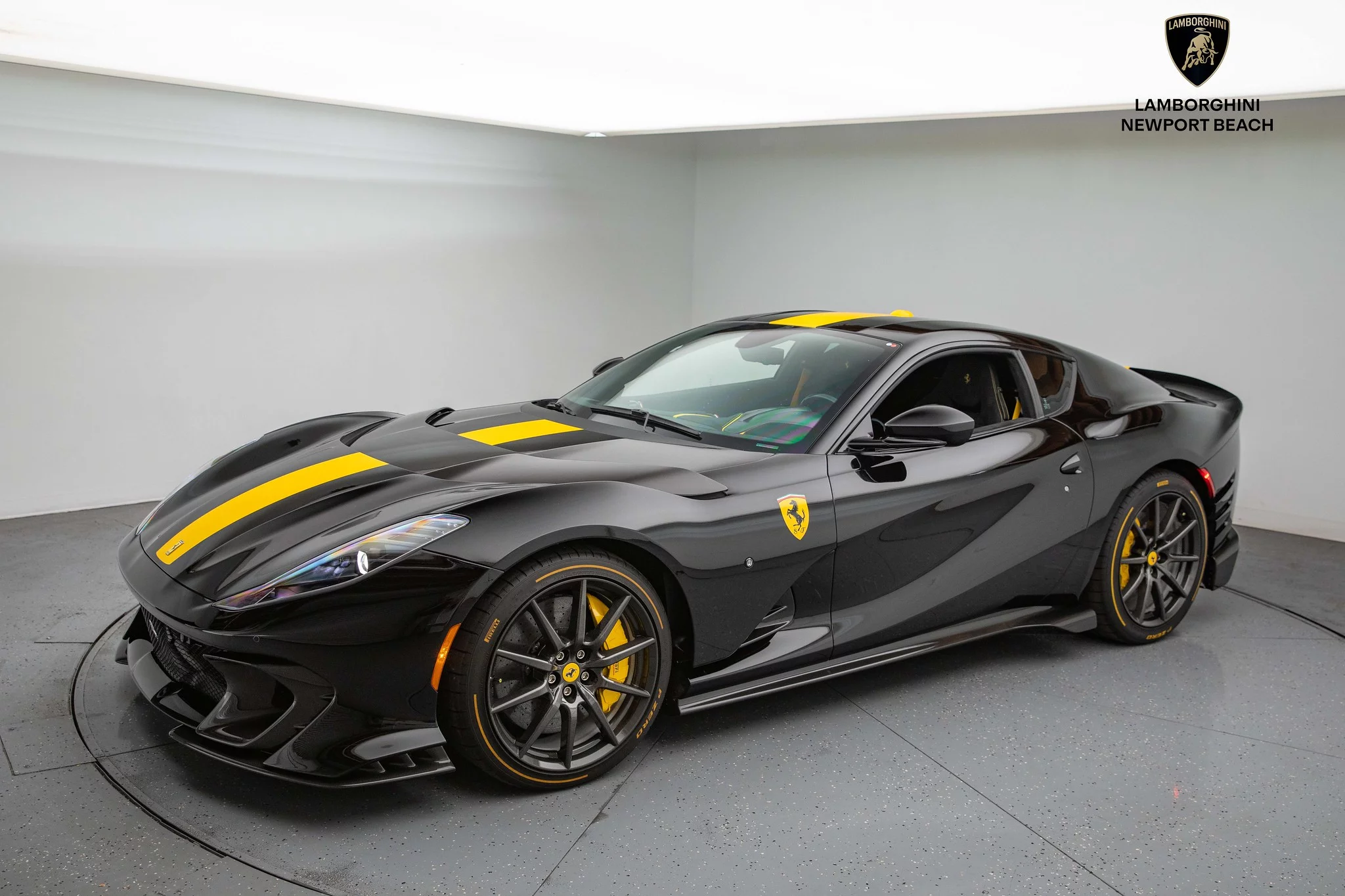 Nero DS Ferrari 812