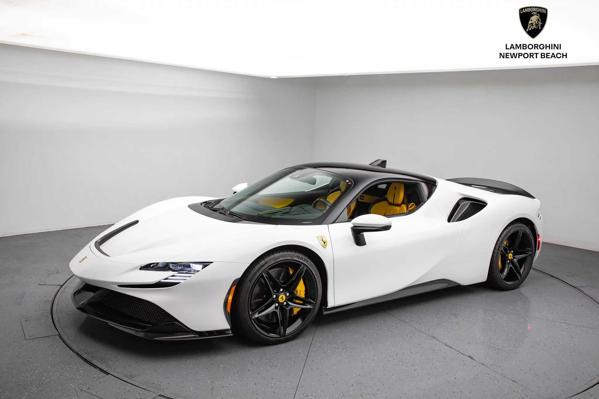 Bianco King Ferrari SF90