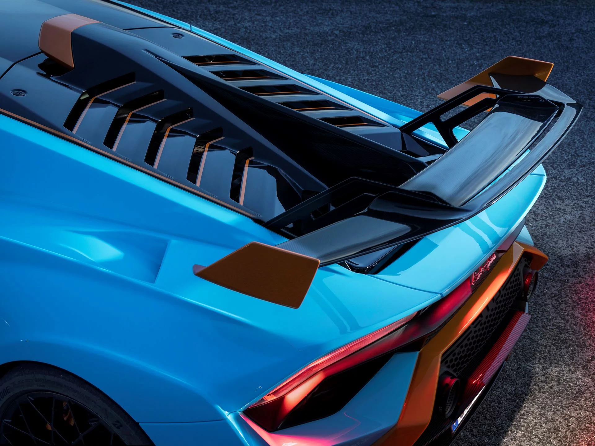 Blu Laufey Lamborghini Huracán