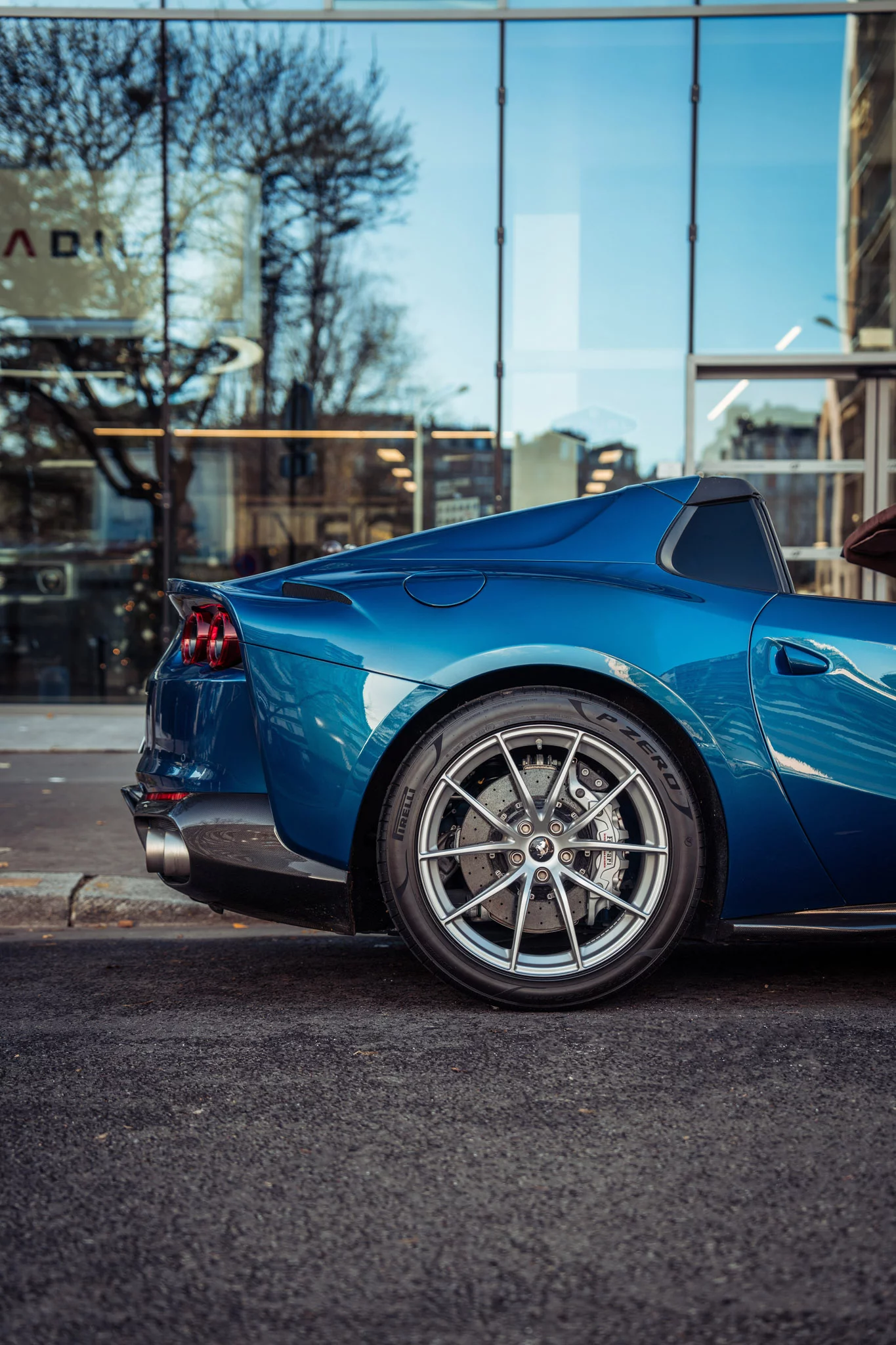 Blu Abu Dhabi Ferrari 812