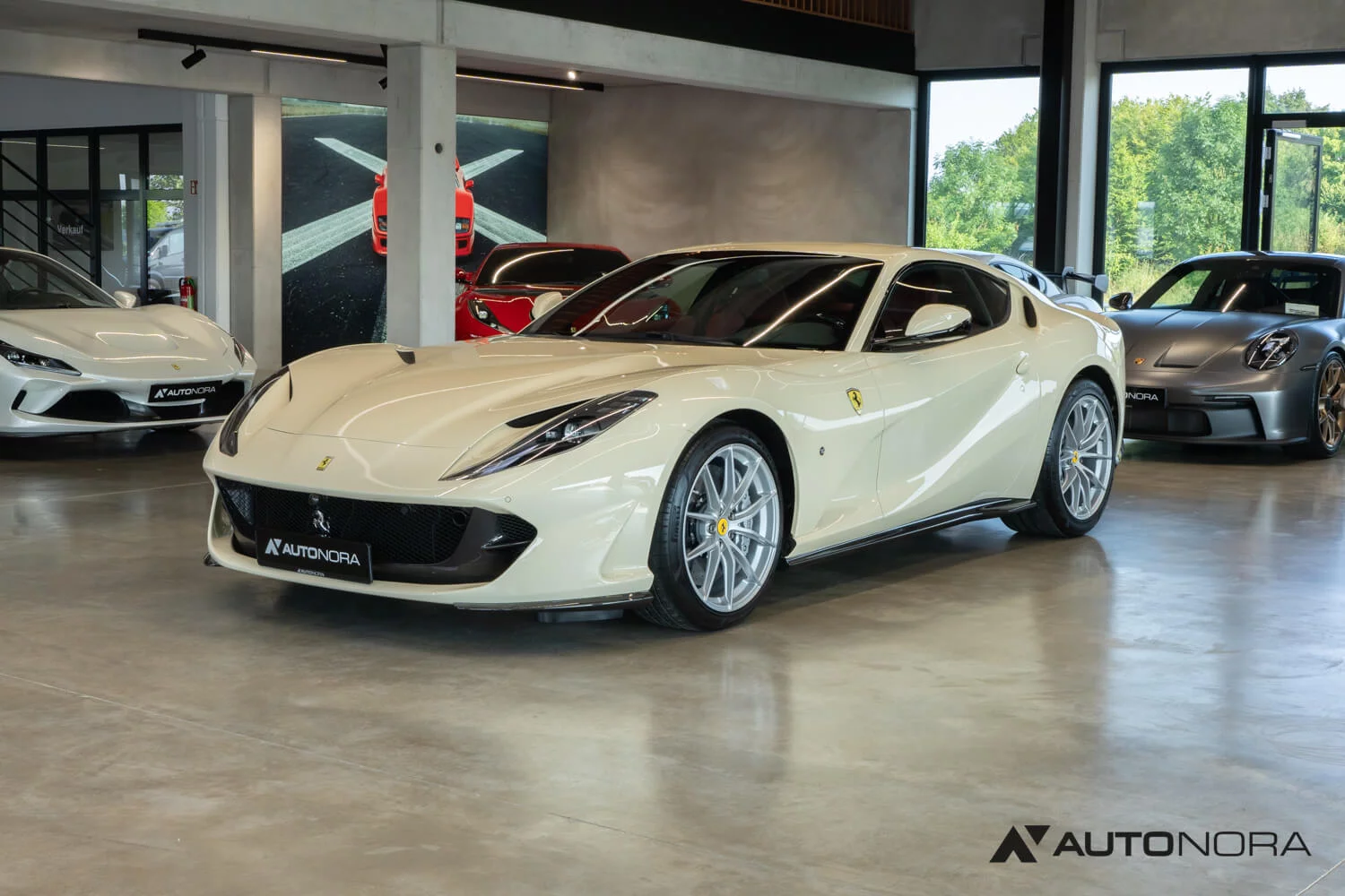 Avorio Ferrari 812