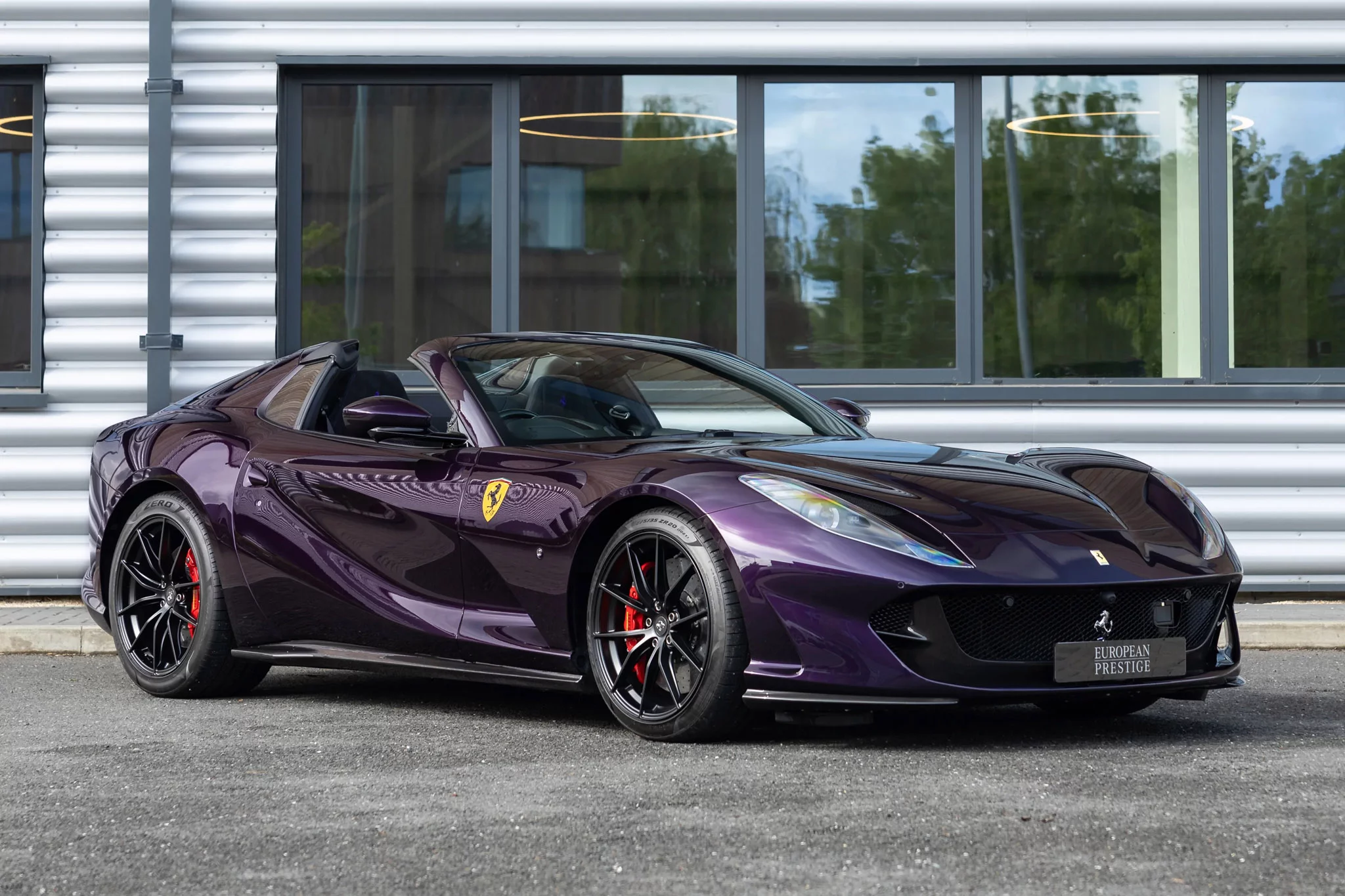 Viola Hong Kong Ferrari 812
