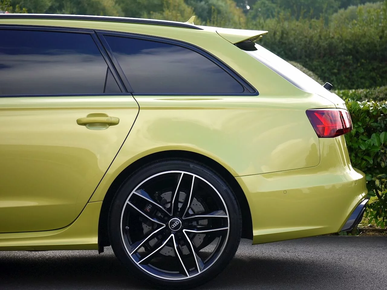 Peridot Metallic Audi RS6 Avant
