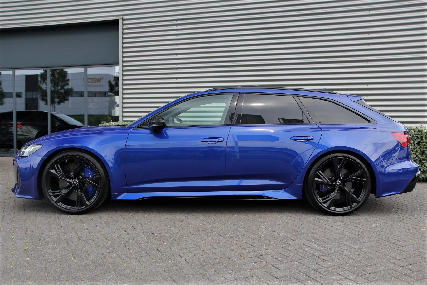 Ultra Blue Audi RS6 Avant