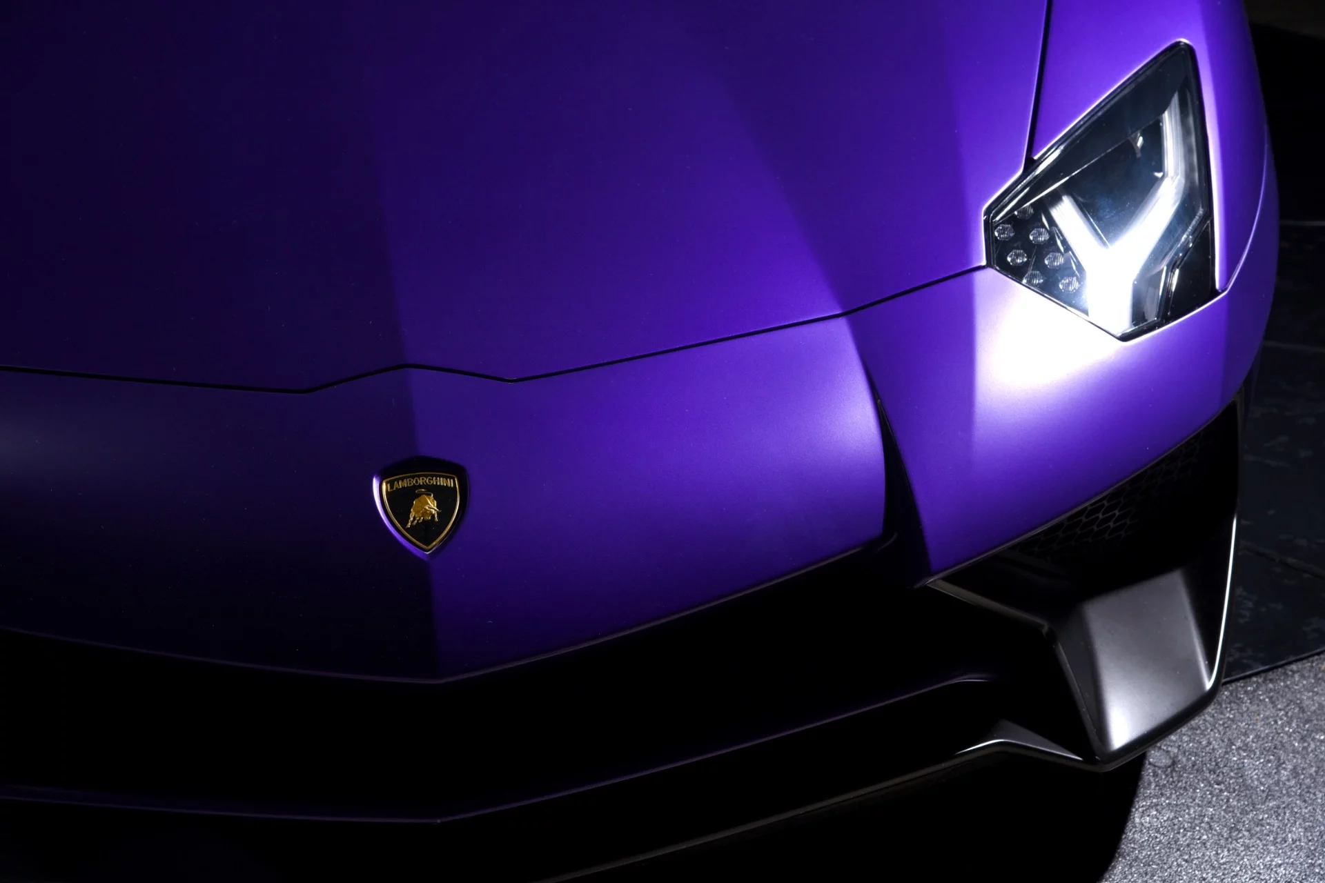 Viola Mel Lamborghini Aventador