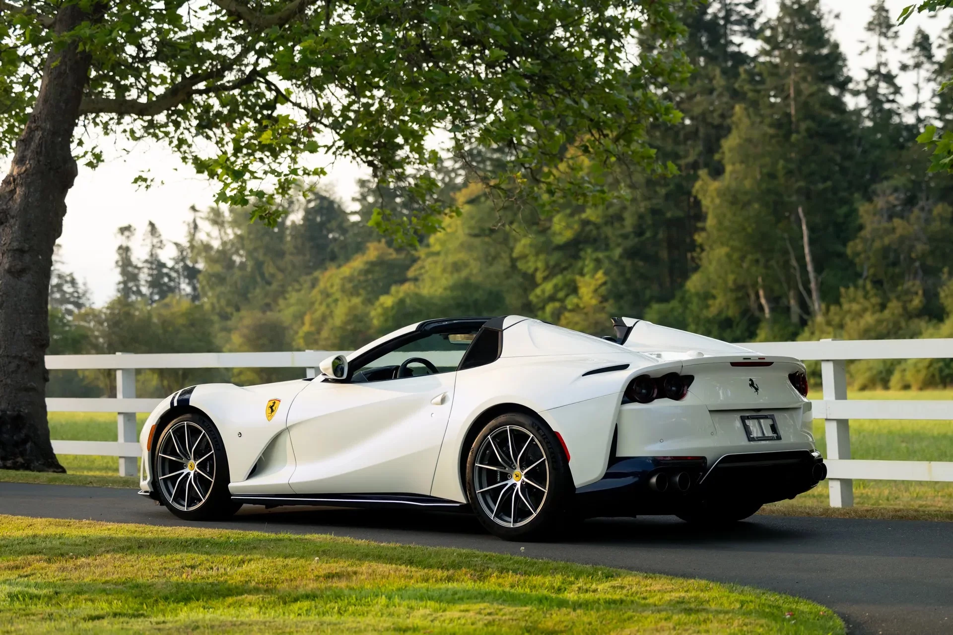 Bianco Birdcage Ferrari 812