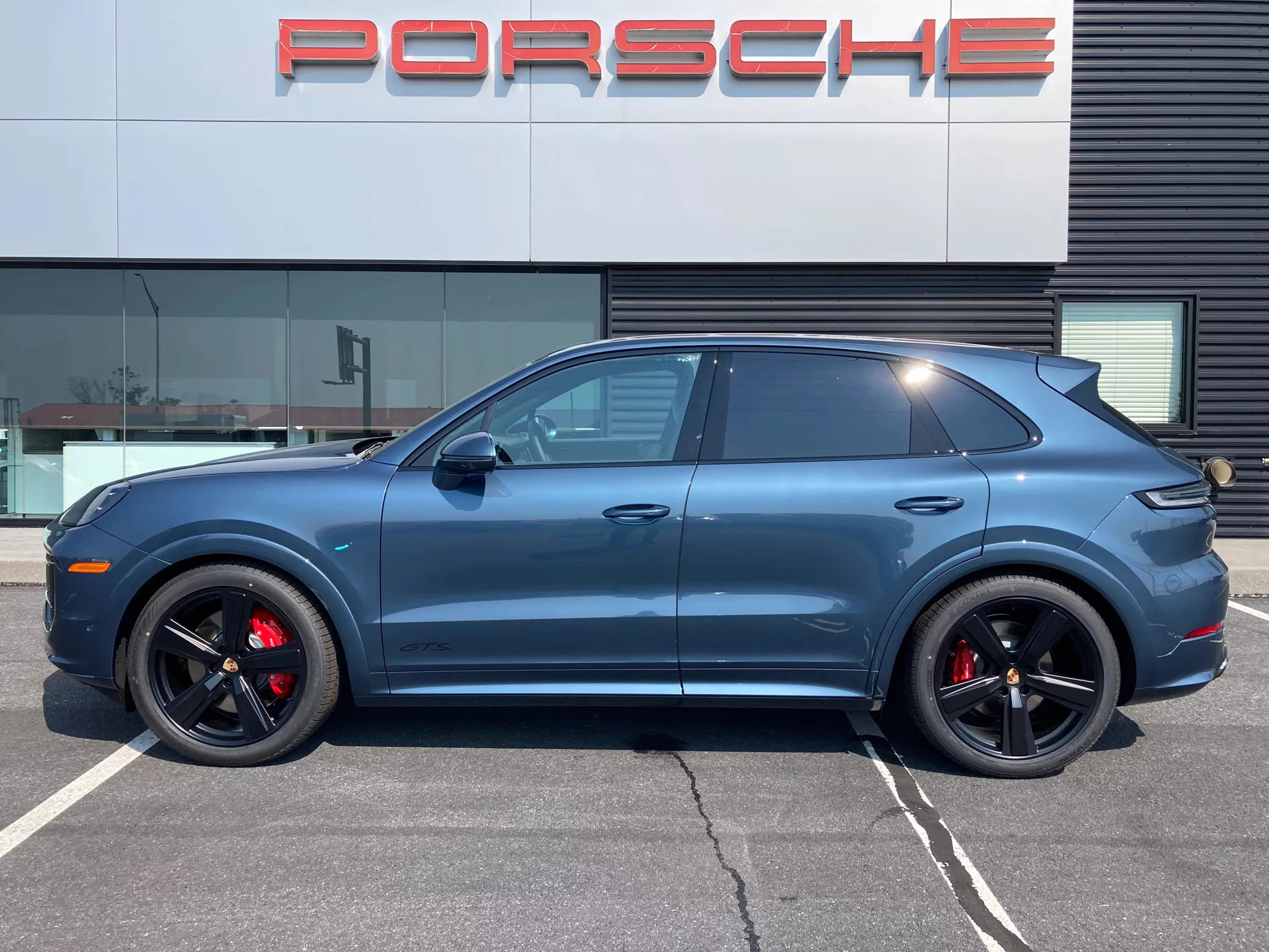 Utopia Blue Porsche Cayenne