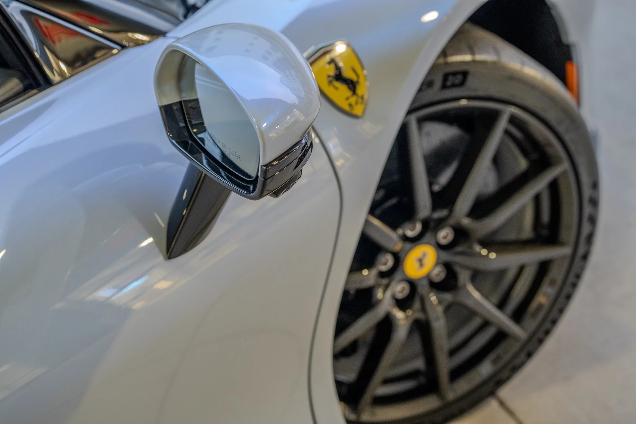 Bianco Onda Marina Ferrari SF90