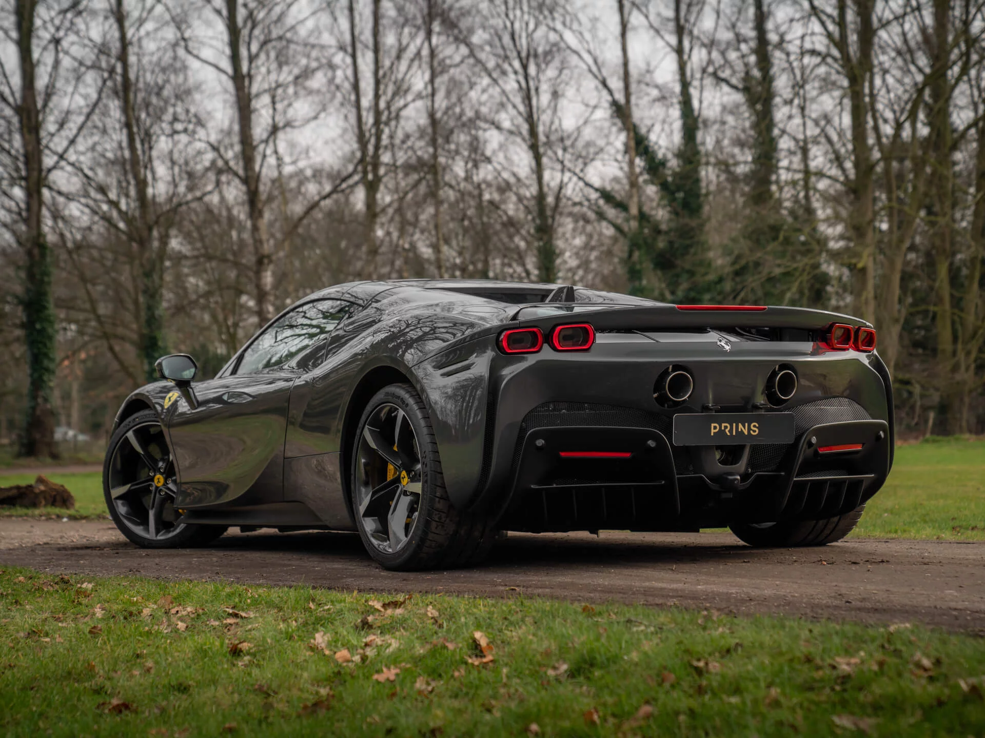 Grigio Scuro Ferrari SF90