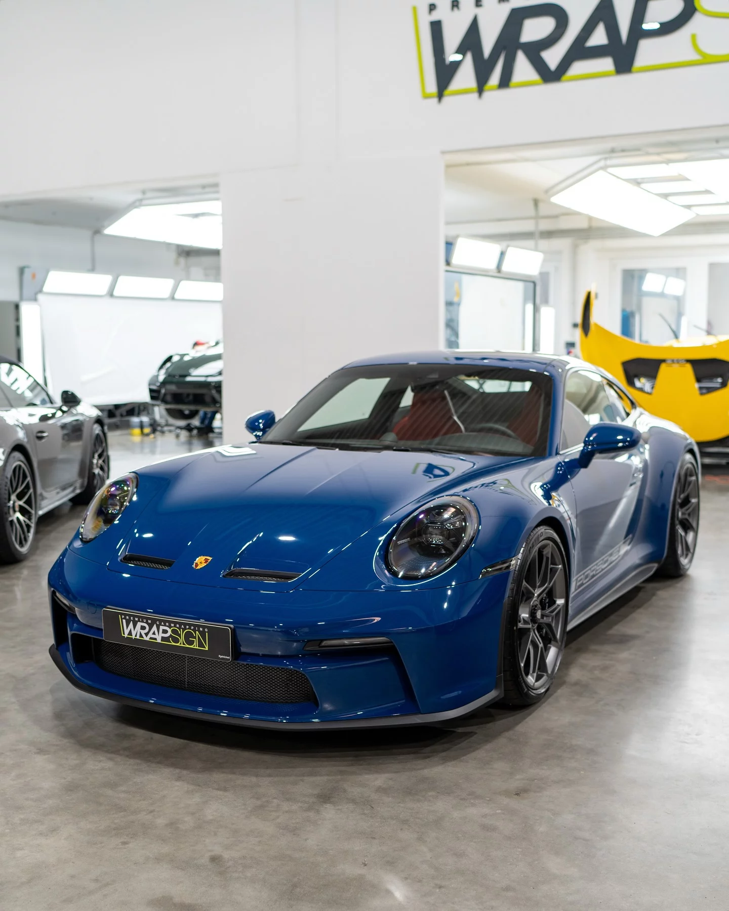 Pantone 296C Porsche 911 GT3