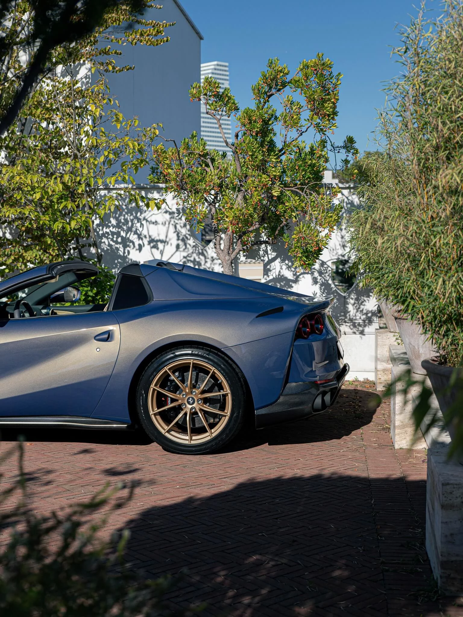 Blu Elder Ferrari 812